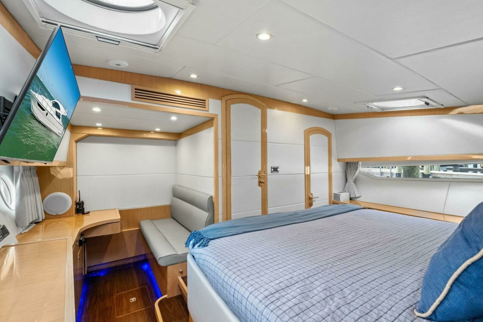 2018 Mares 47 Outboard Express Catamaran - Photo 30