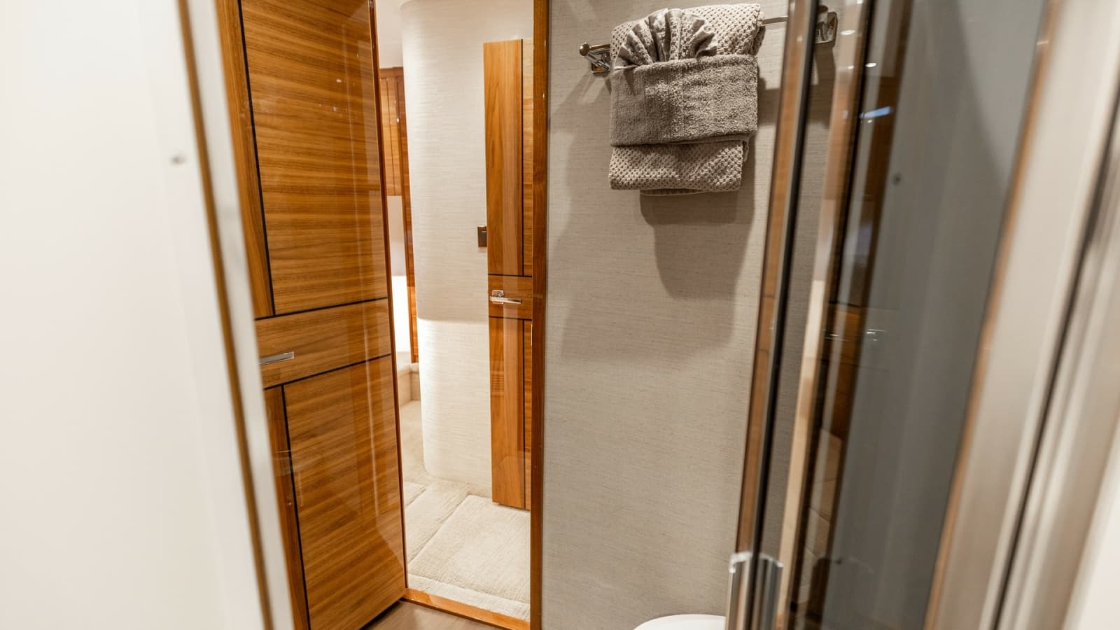 2025 Viking 74 Convertible - Photo 24