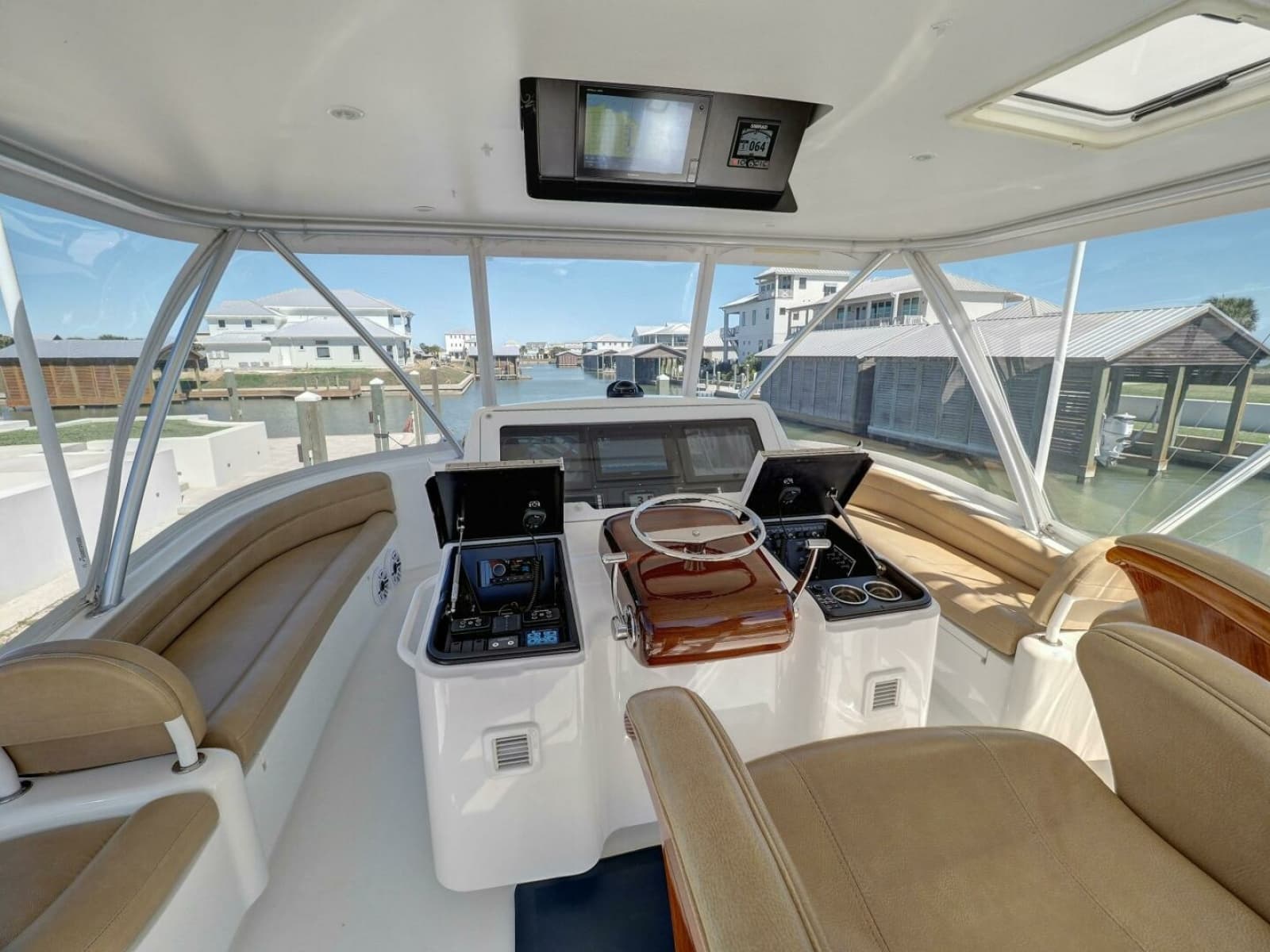 2017 Viking 52 Convertible - Photo 2