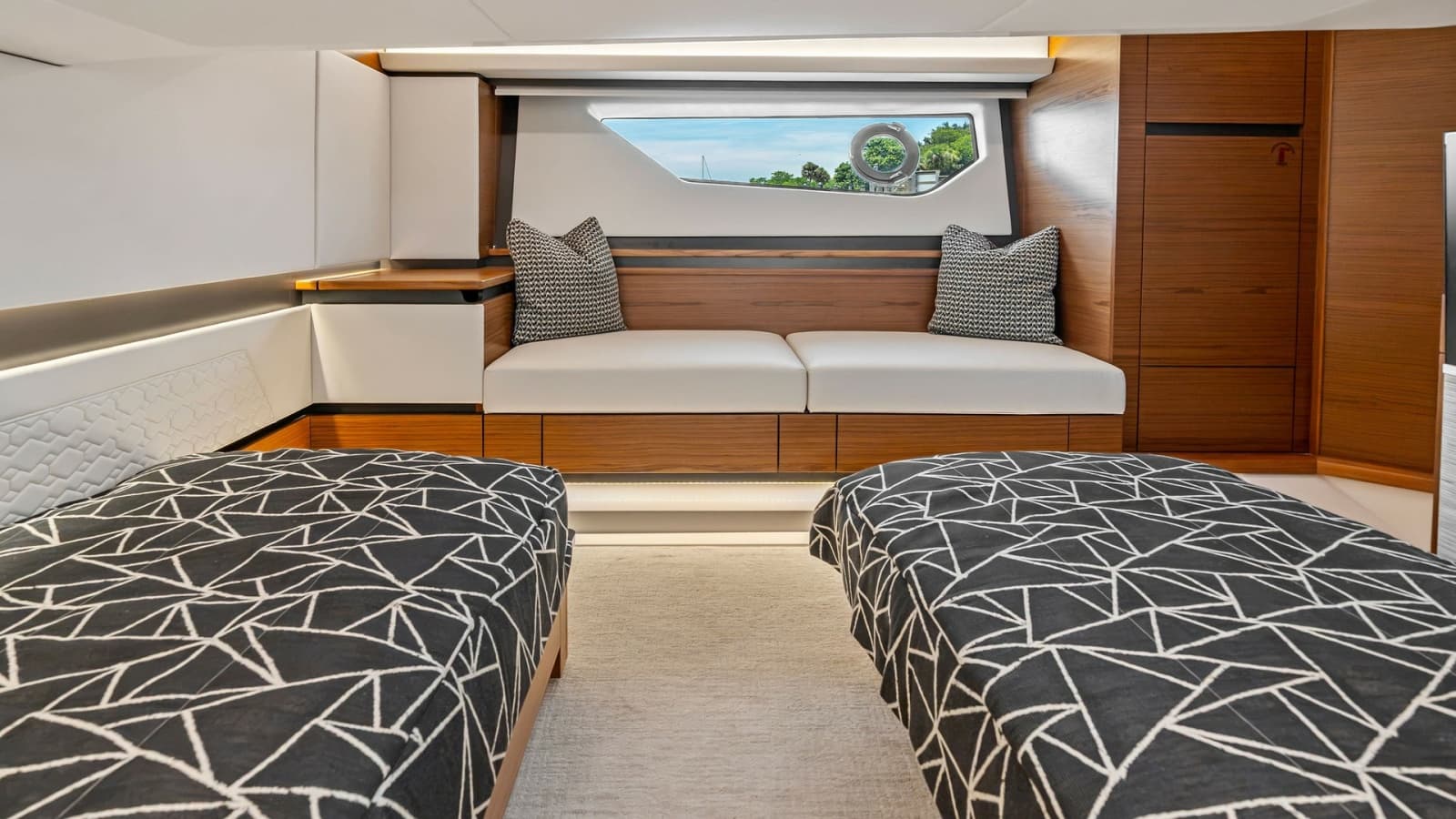 2025 Tiara Yachts 48LE - Photo 66