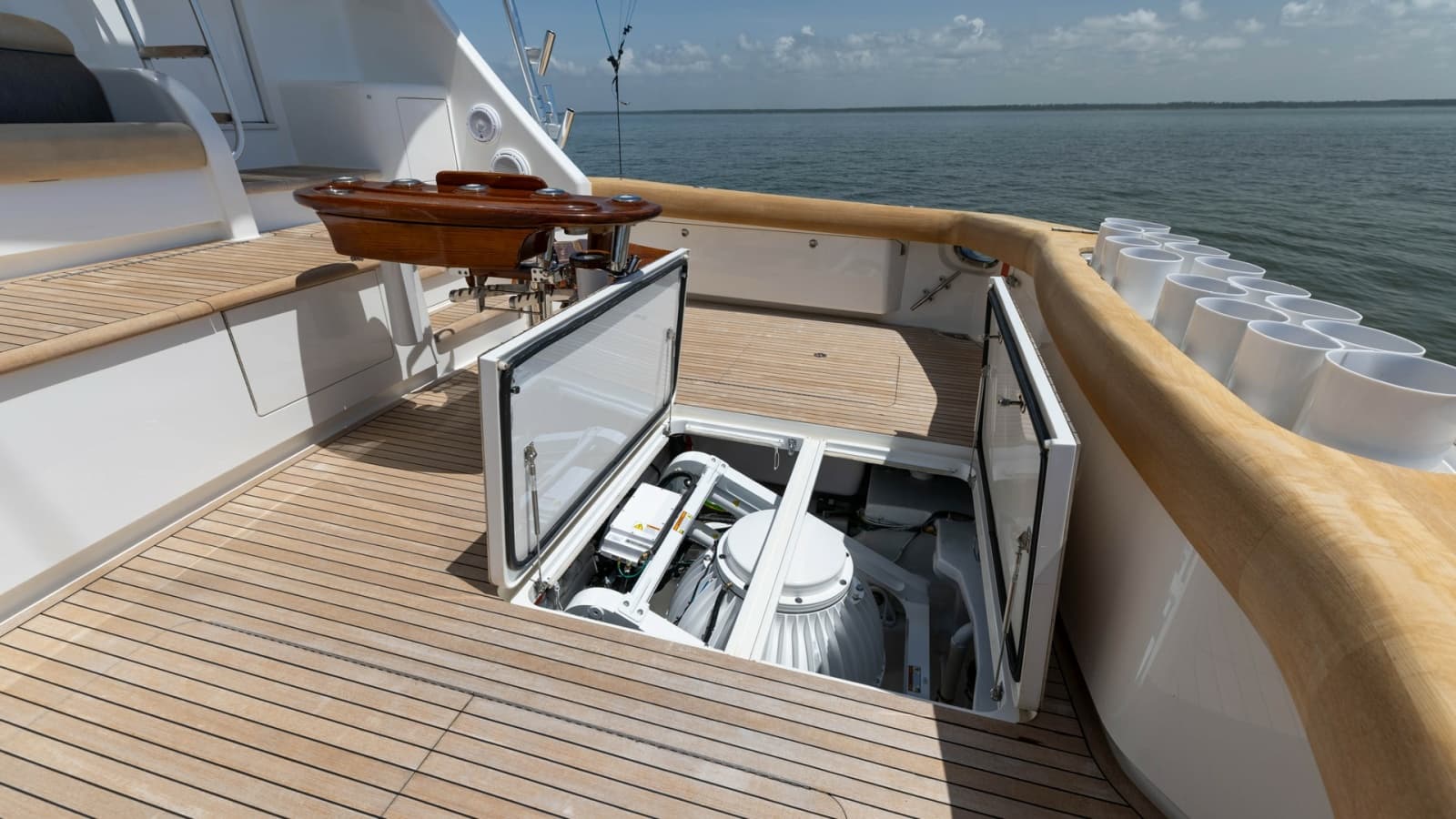 2016 Viking 80 Convertible - Photo 46
