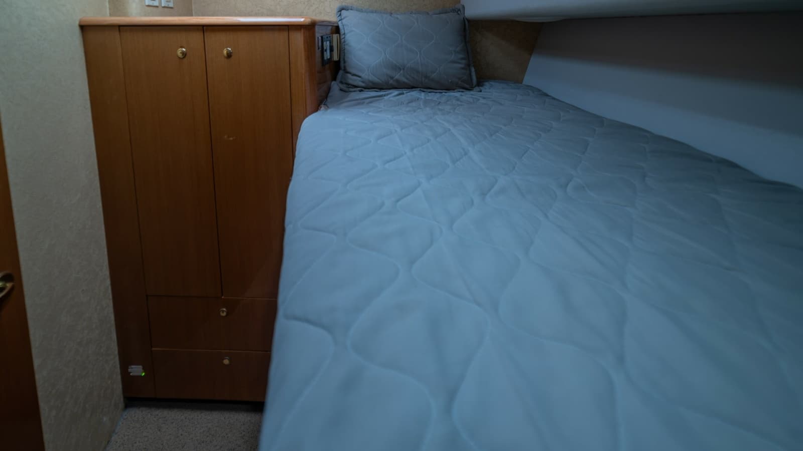 2002 Viking 61 Convertible - Photo 18
