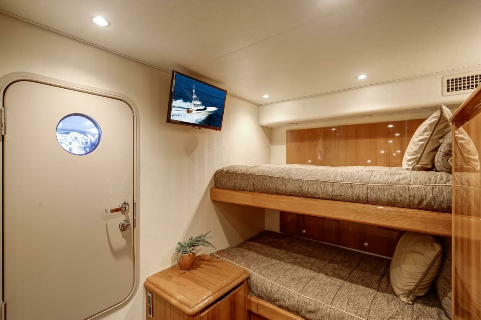 2015 Viking 70 Convertible - Photo 13