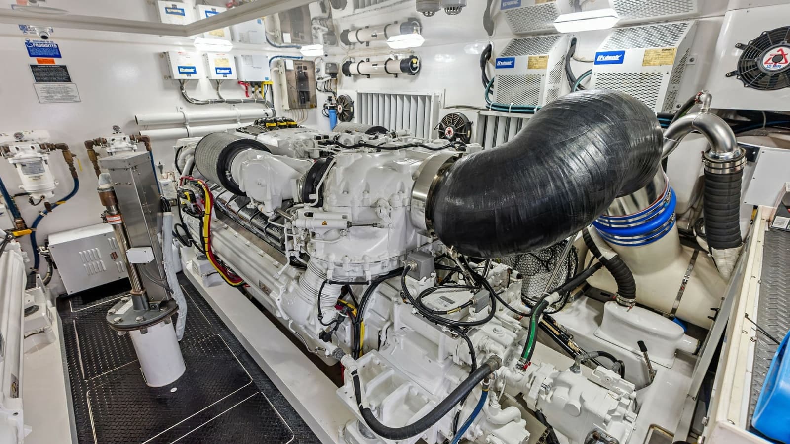 2017 Viking 80 Convertible - Photo 63