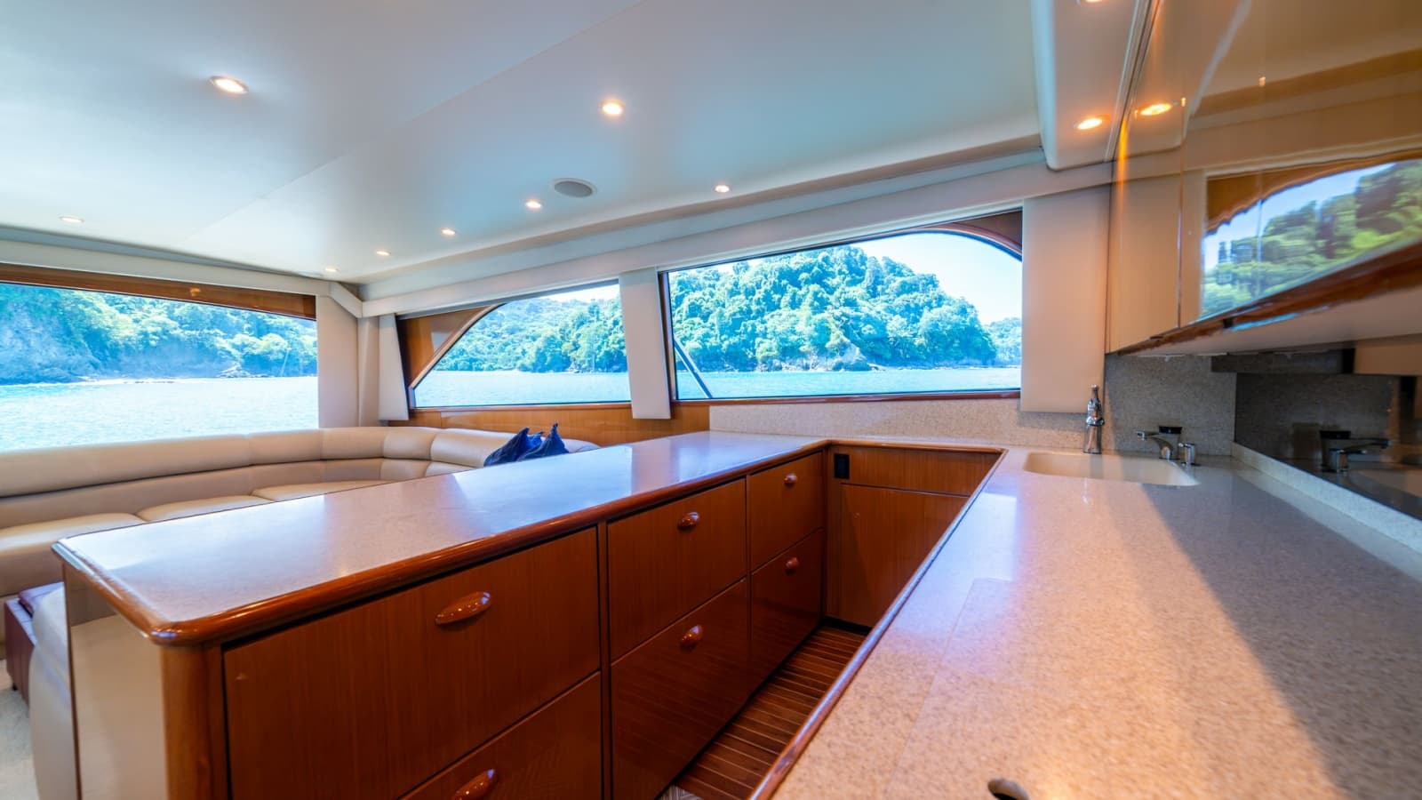 2001 Viking 61 Convertible - Photo 17