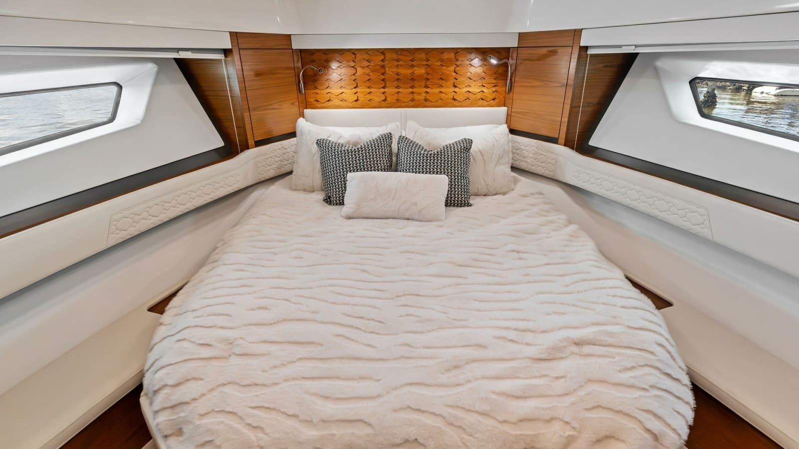 2025 Tiara Yachts 48LE - Photo 6