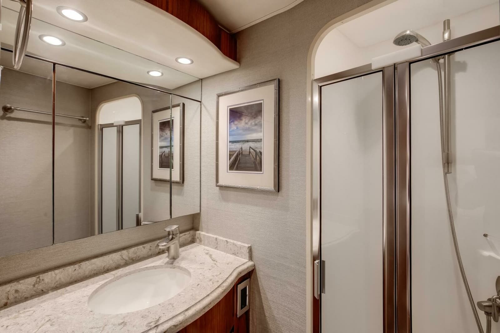 2019 Viking 62 Convertible - Photo 7