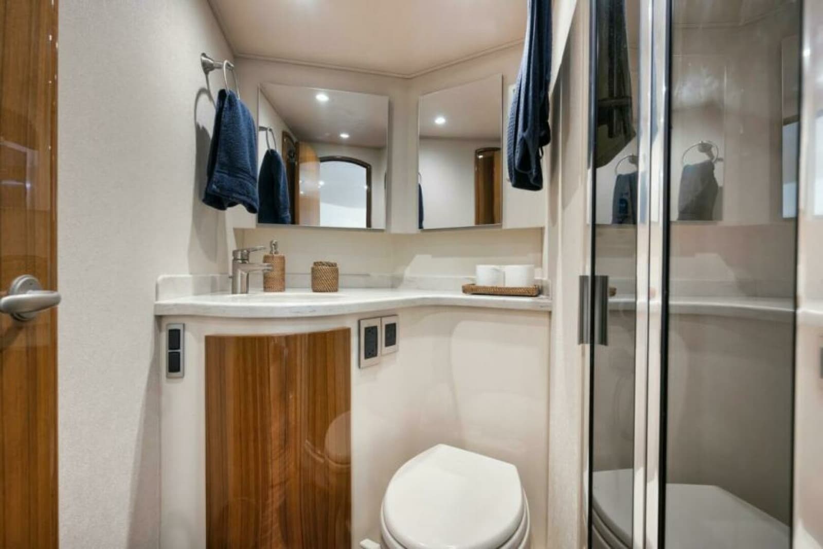 2015 Viking 42 Open - Photo 8