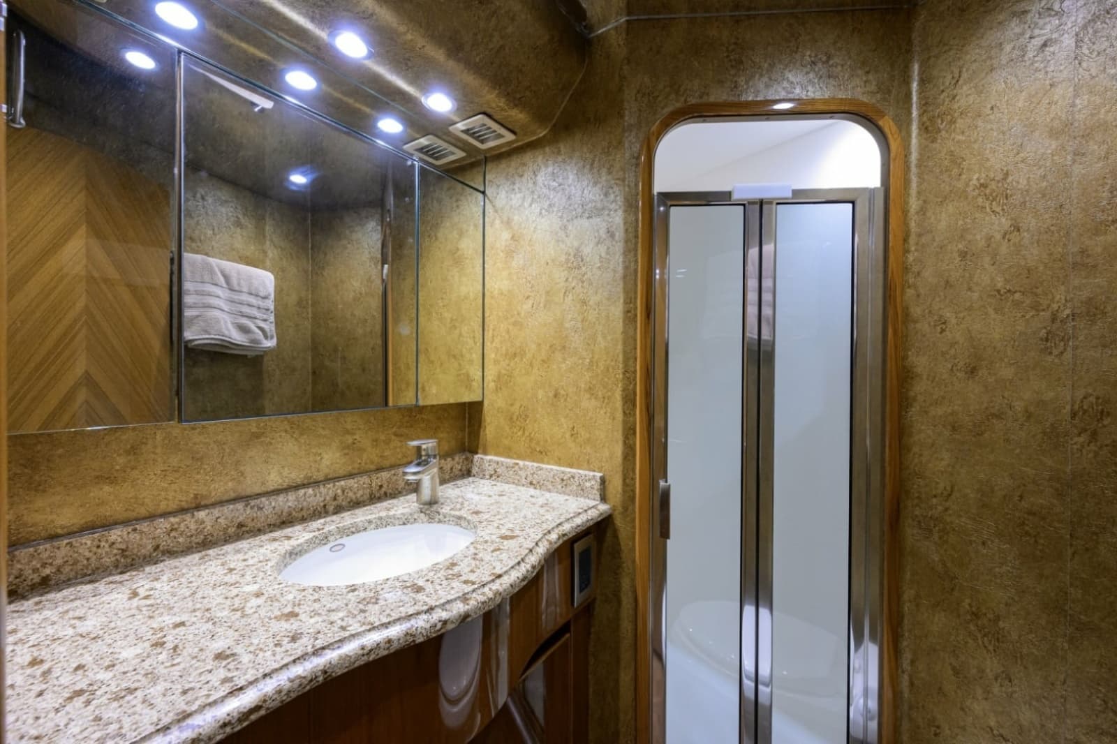2014 Viking 70 Convertible - Photo 17