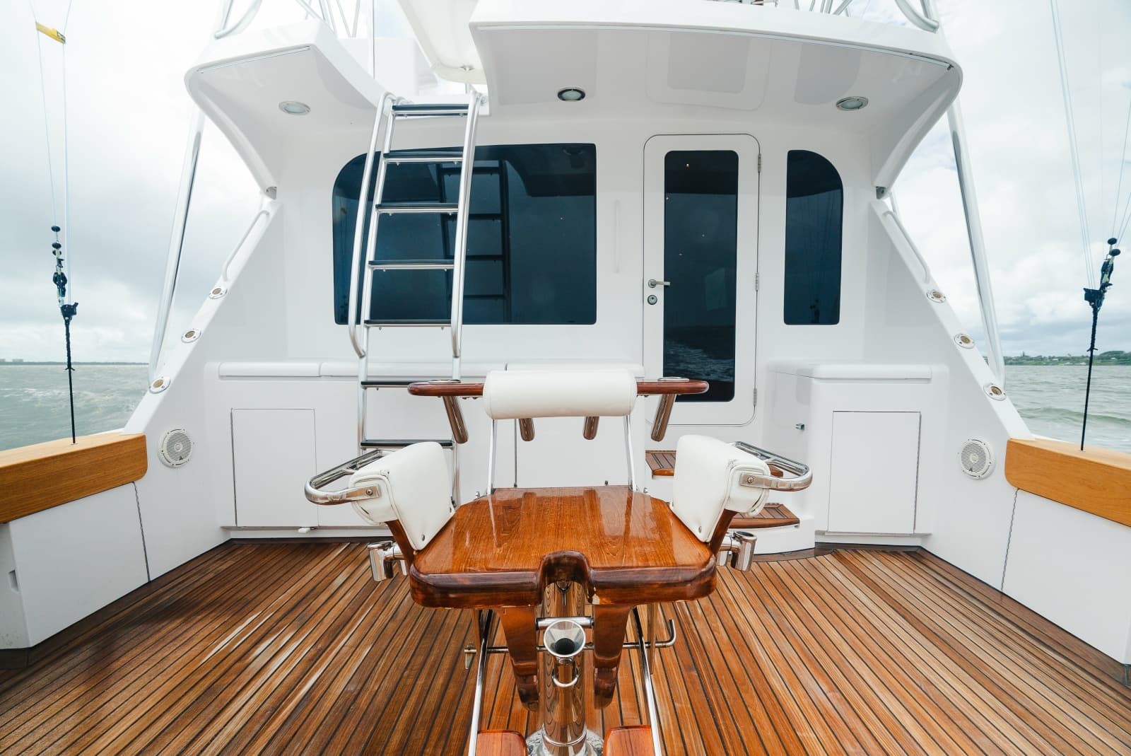 2005 Hatteras 60 Convertible - Photo 18