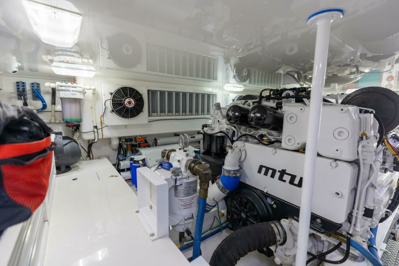 2020 Viking 62 Convertible - Photo 48