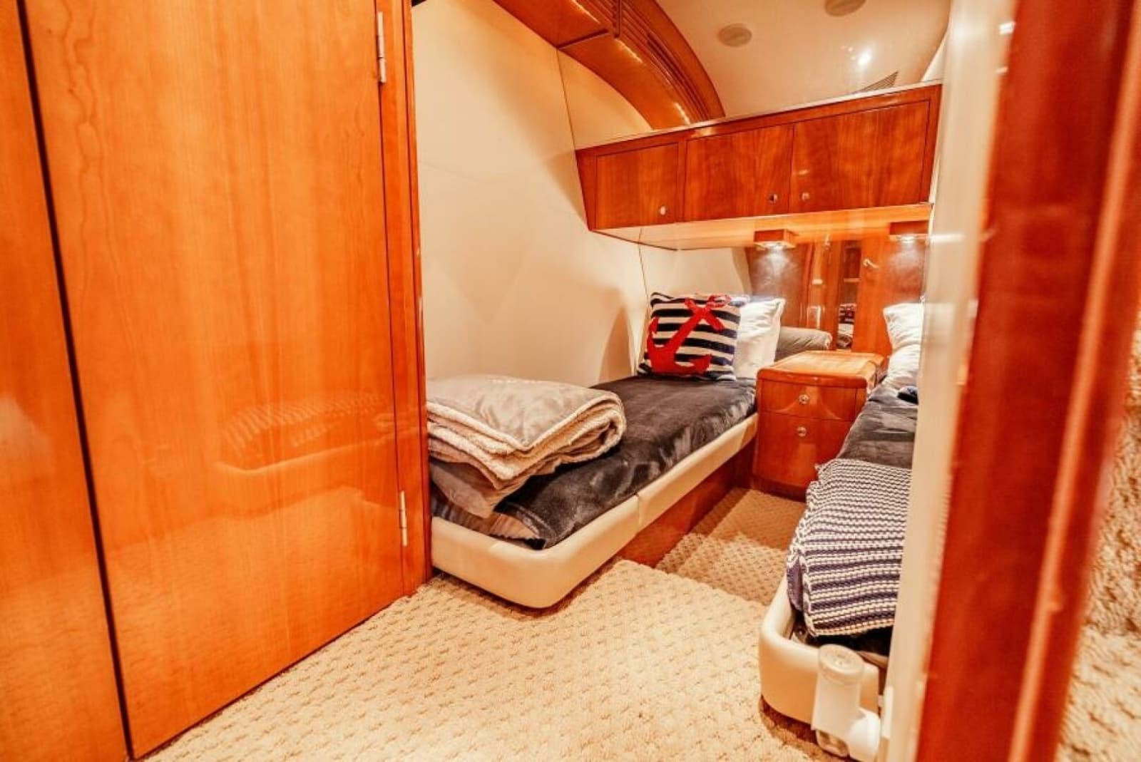 2004 Hatteras 54 Convertible - Photo 26