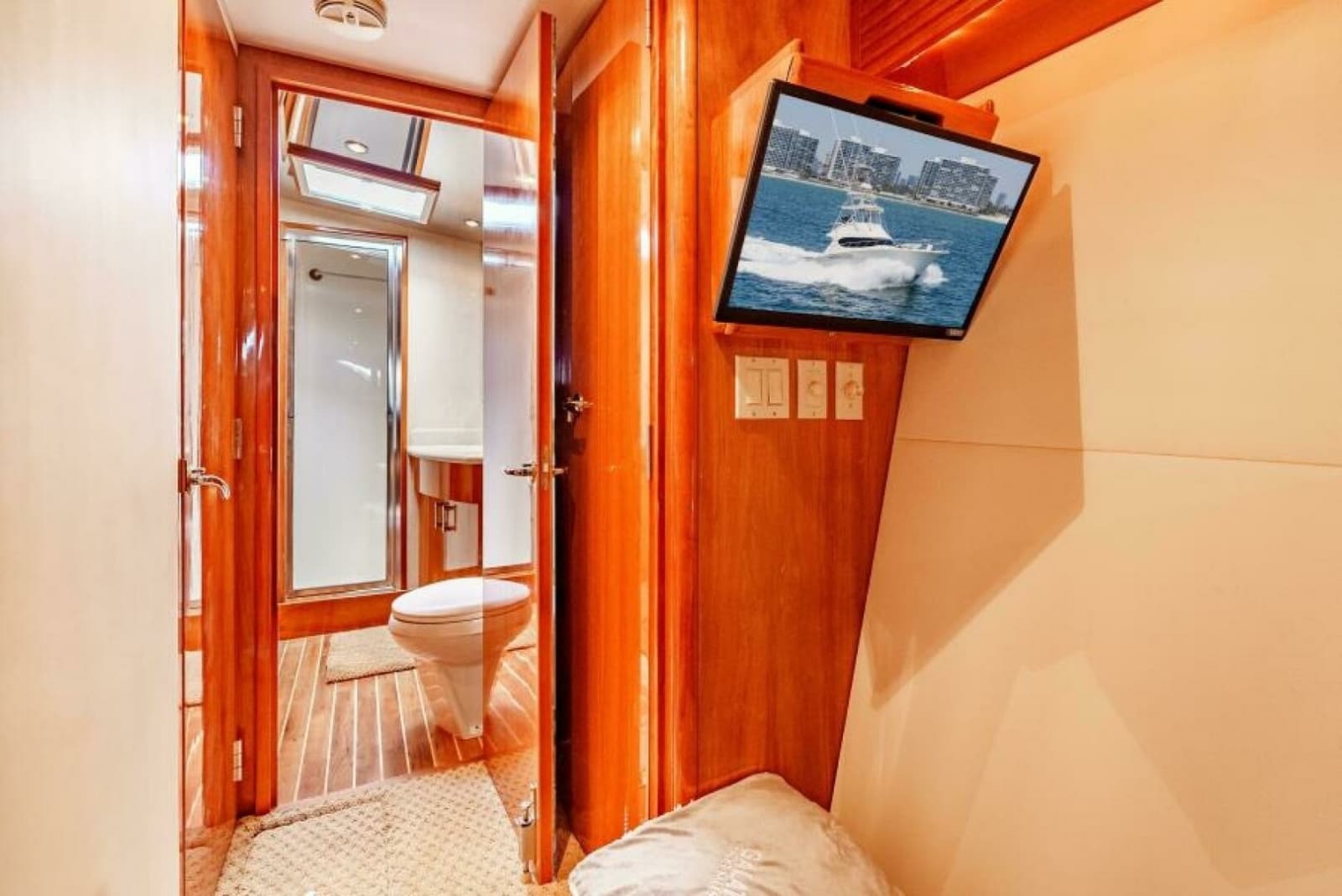 2004 Hatteras 54 Convertible - Photo 27