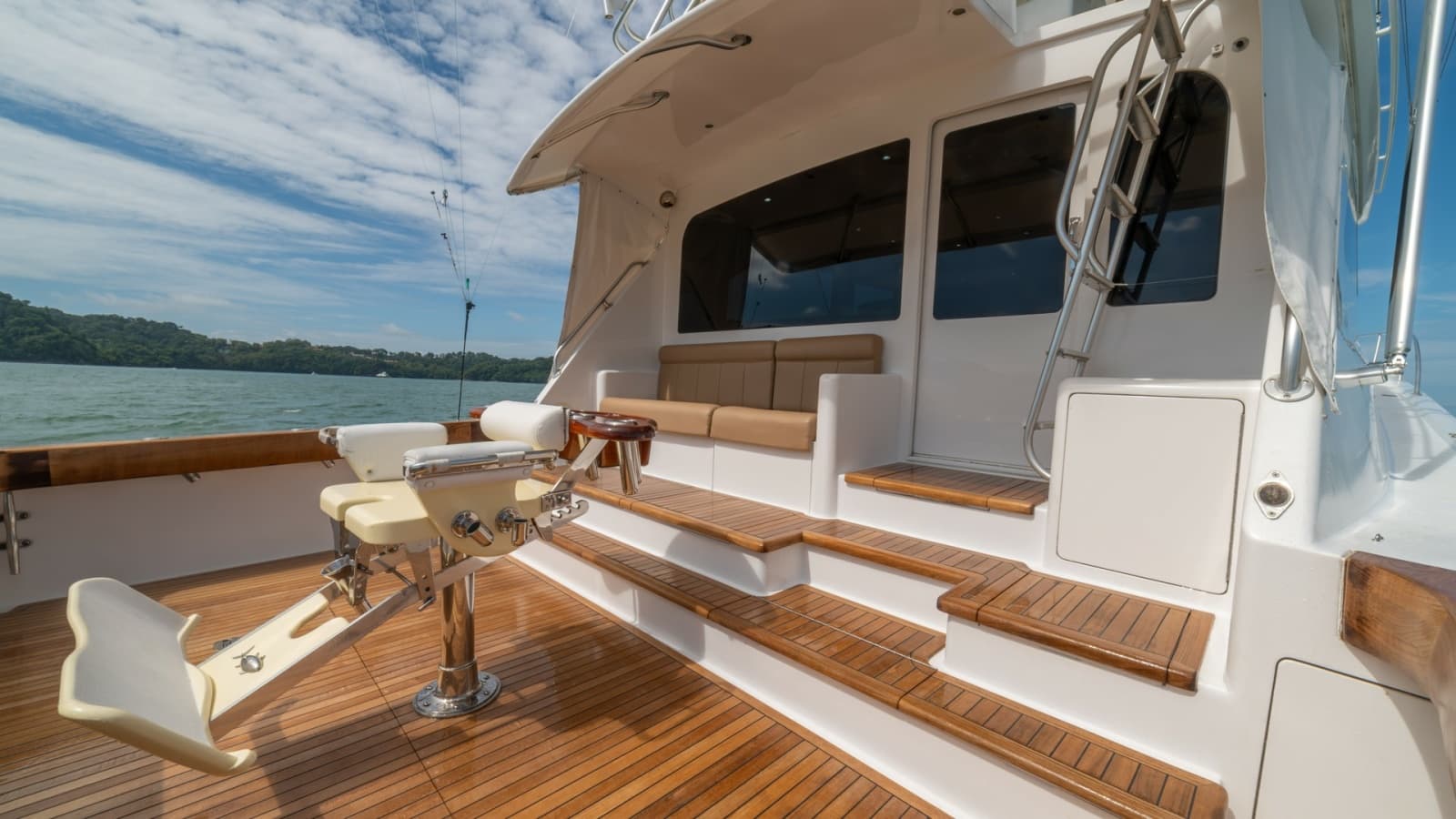2002 Viking 61 Convertible - Photo 2