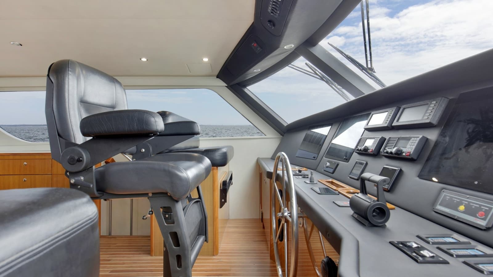 2007 Viking 74 Enclosed Bridge - Photo 30