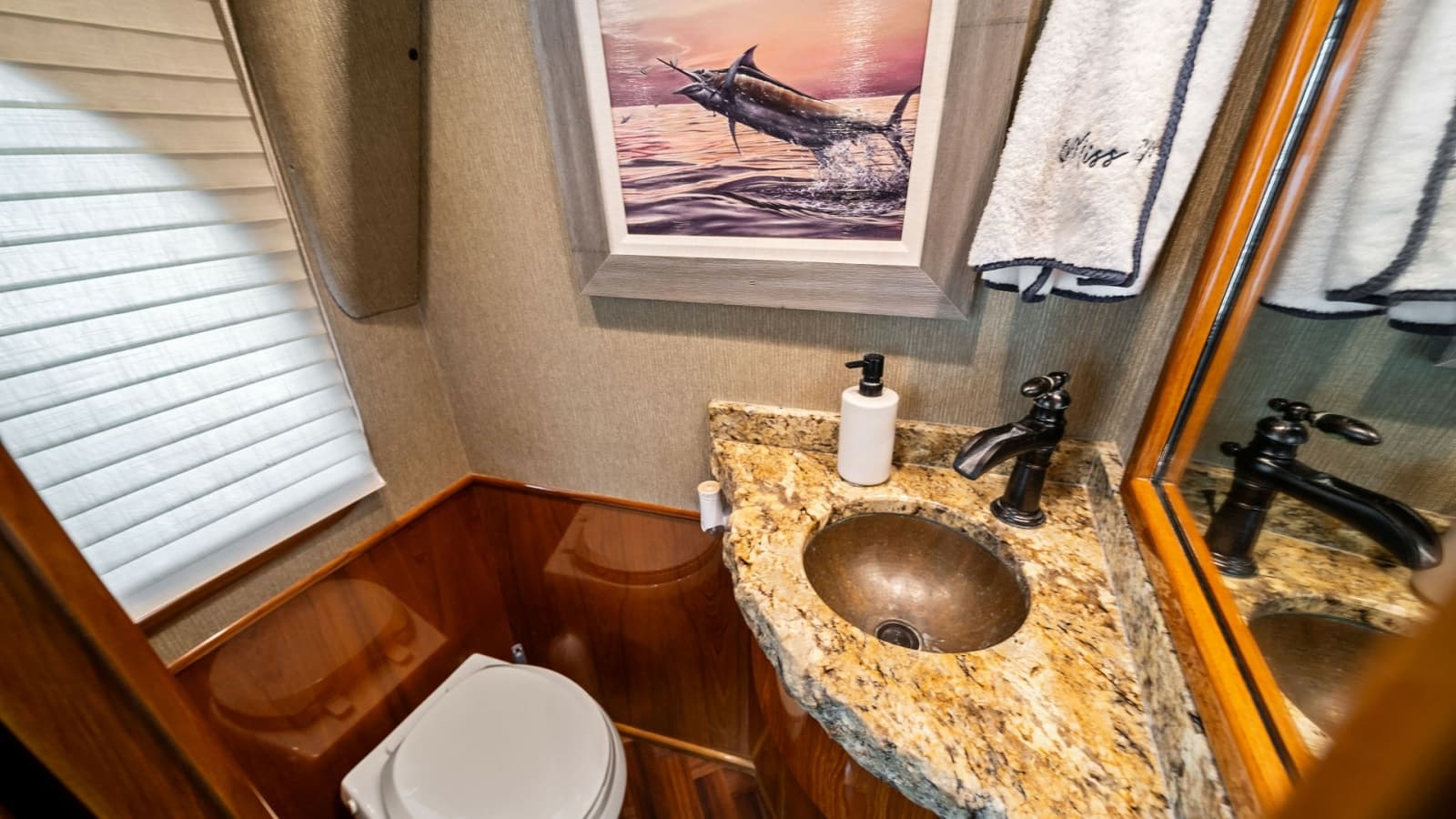 2015 Viking 70 Convertible  - Photo 11
