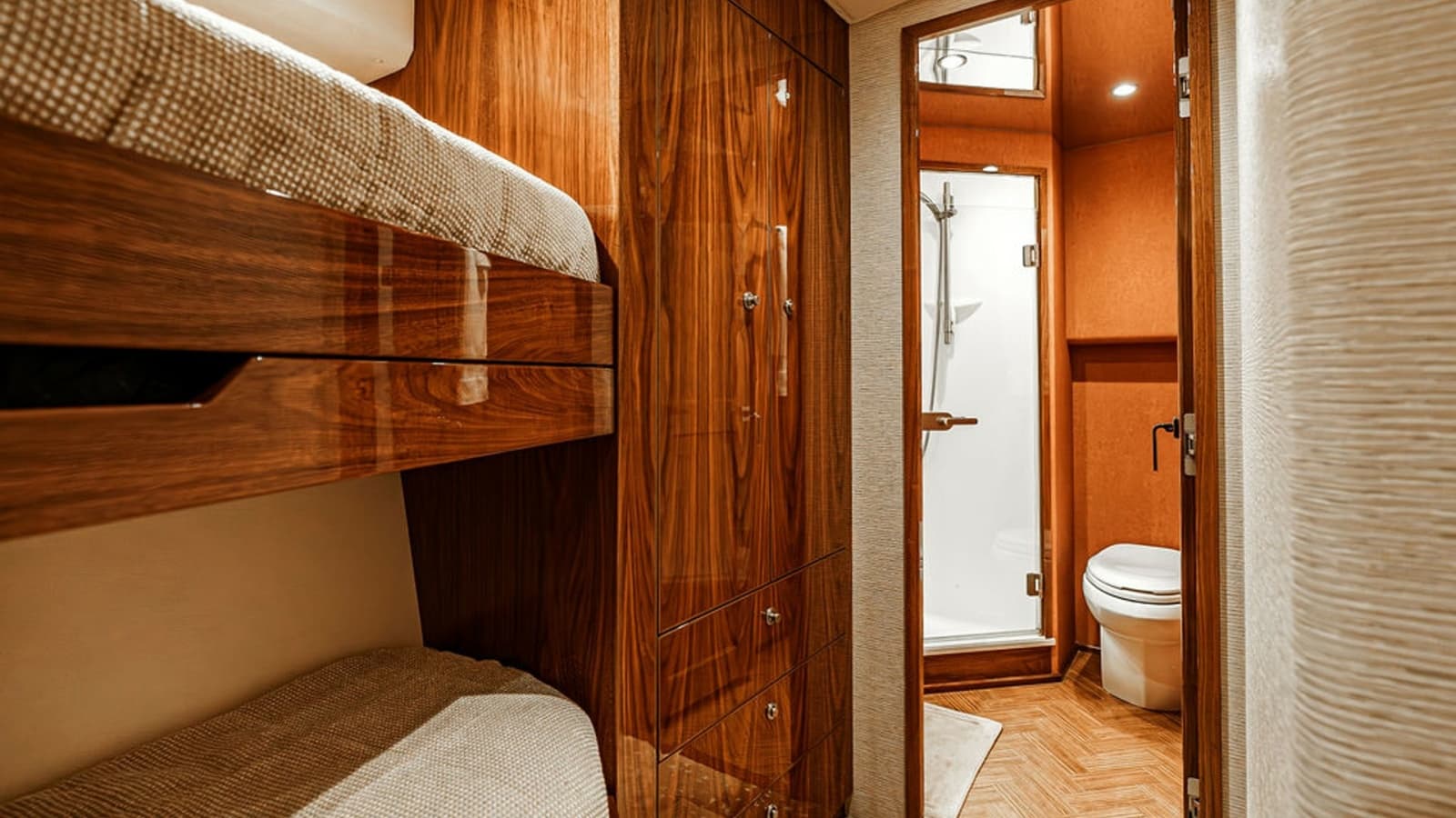 2019 Viking 80 Skybridge - Photo 36