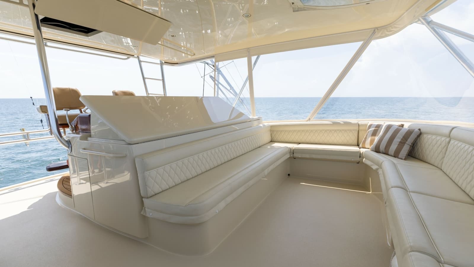 2007 Hatteras 68 Convertible - Photo 4