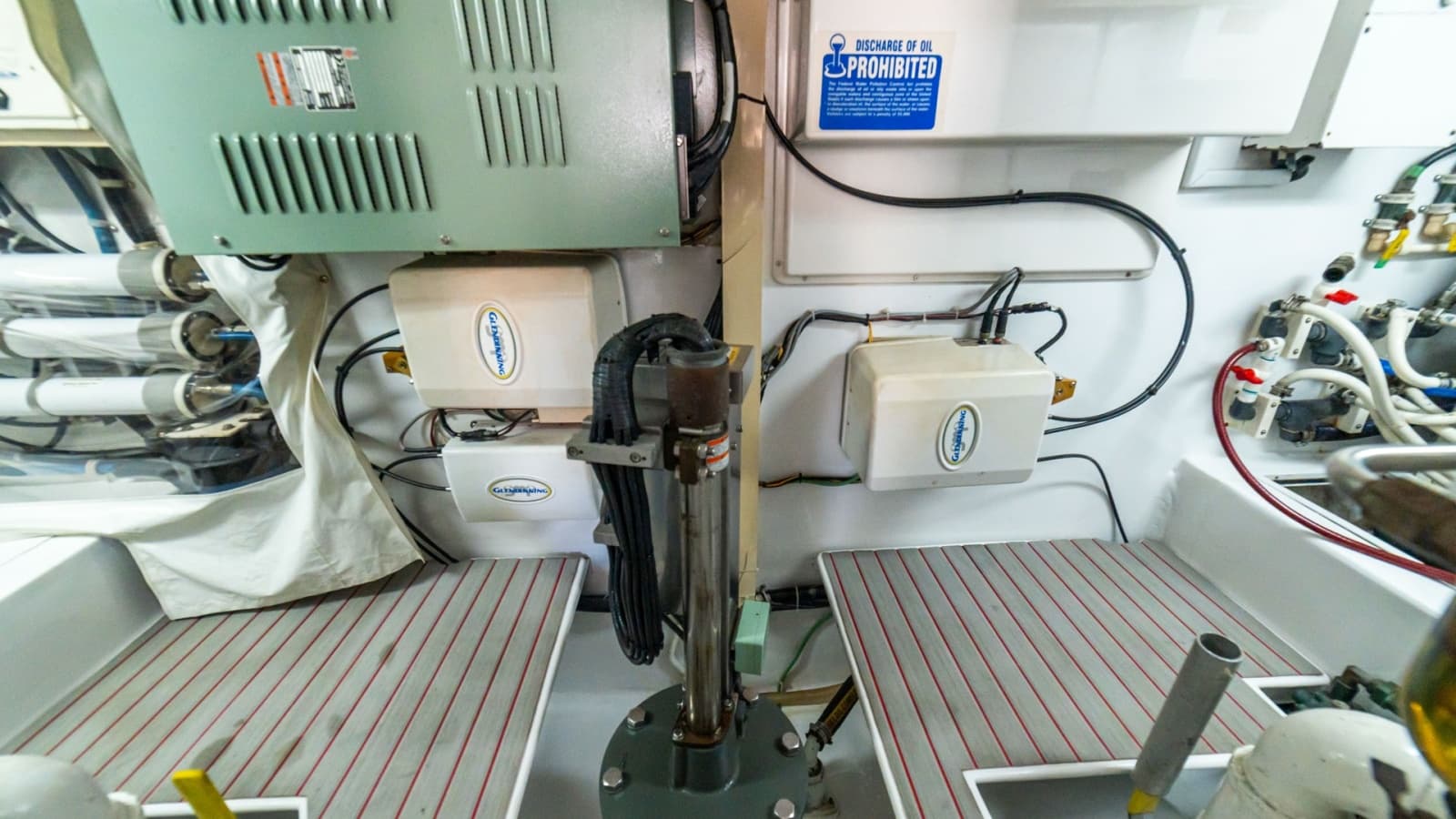 2001 Viking 61 Convertible - Photo 76
