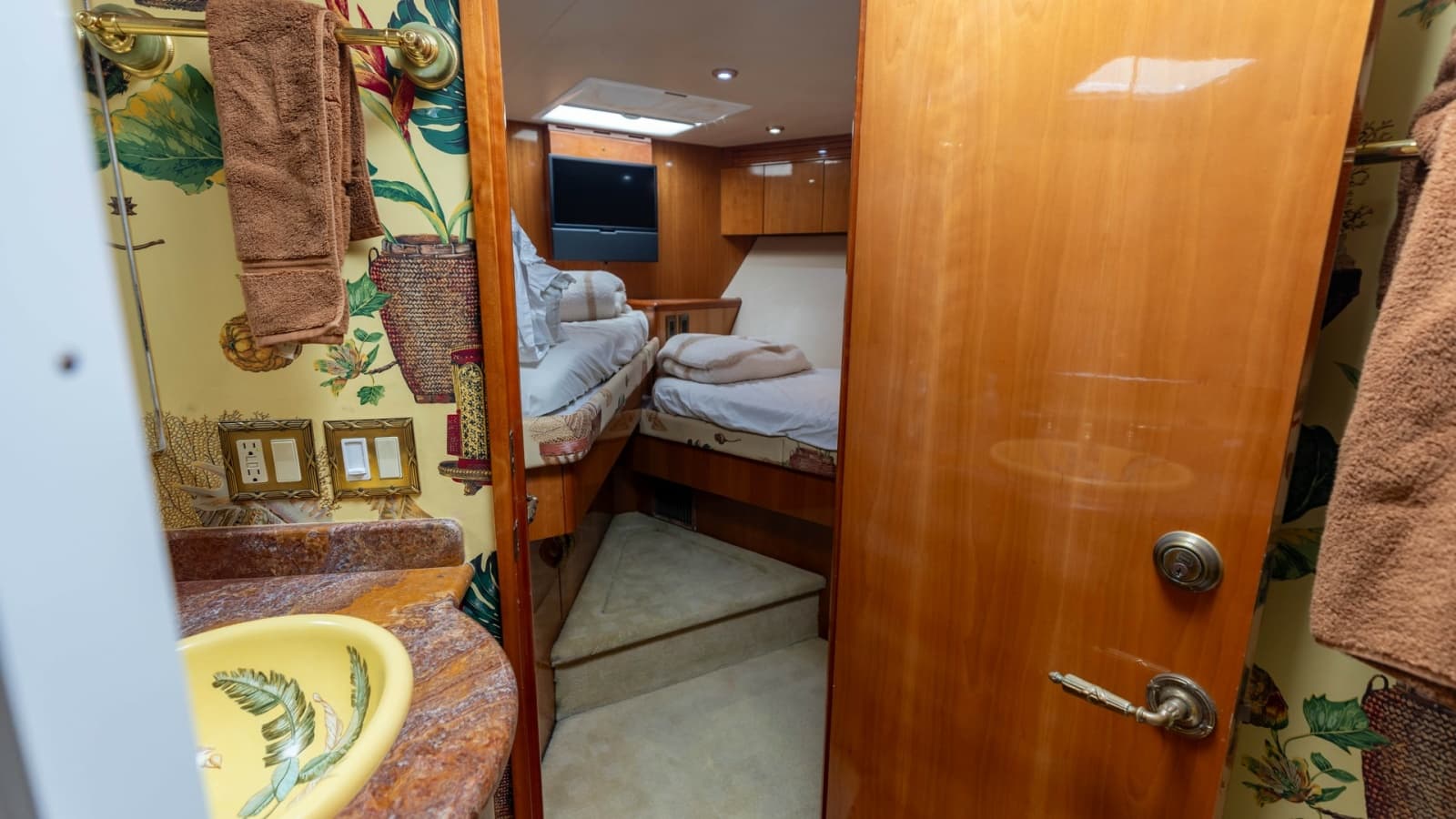 2007 Hatteras 68 Convertible - Photo 27