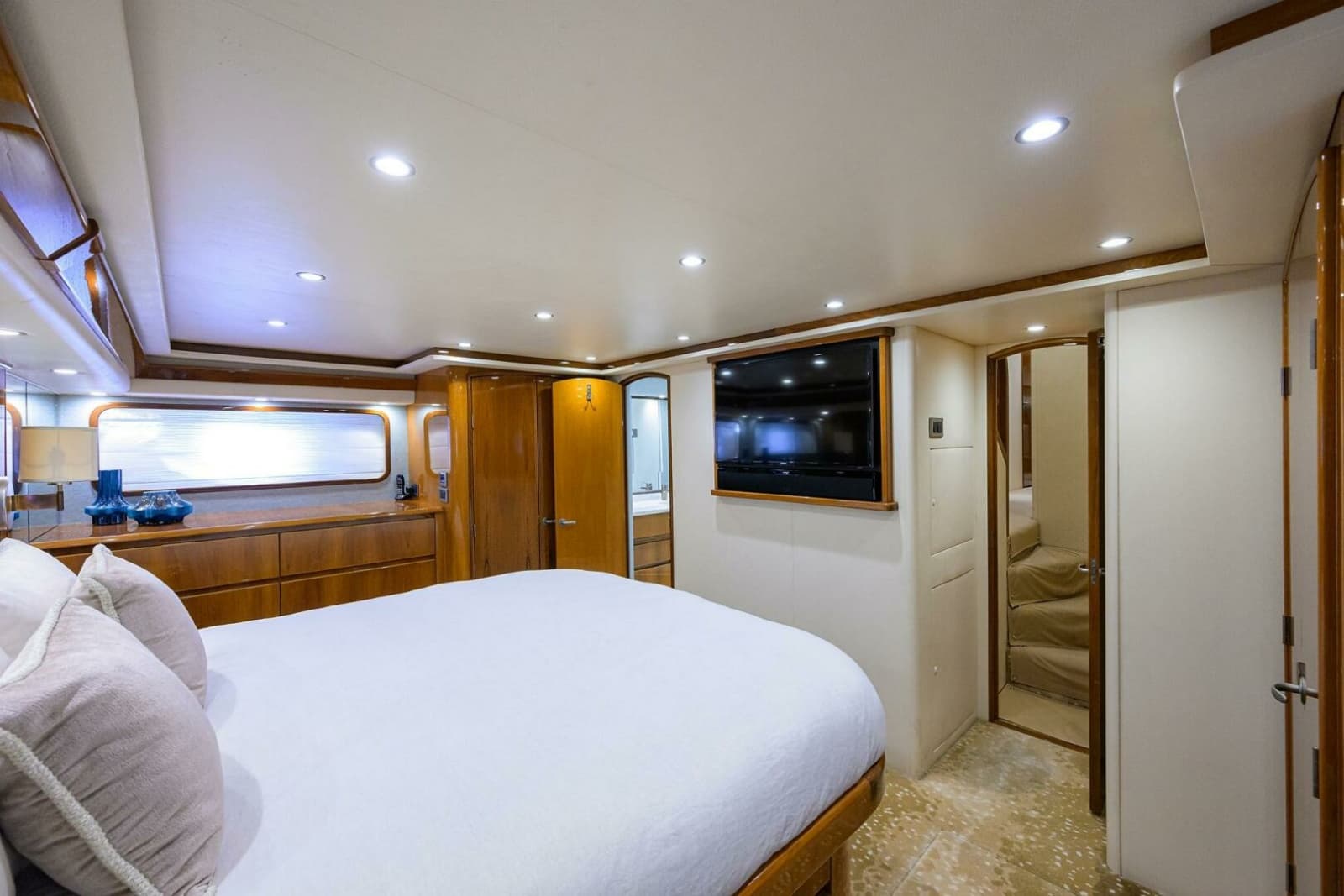 2014 Viking 76 Enclosed Bridge - Photo 22