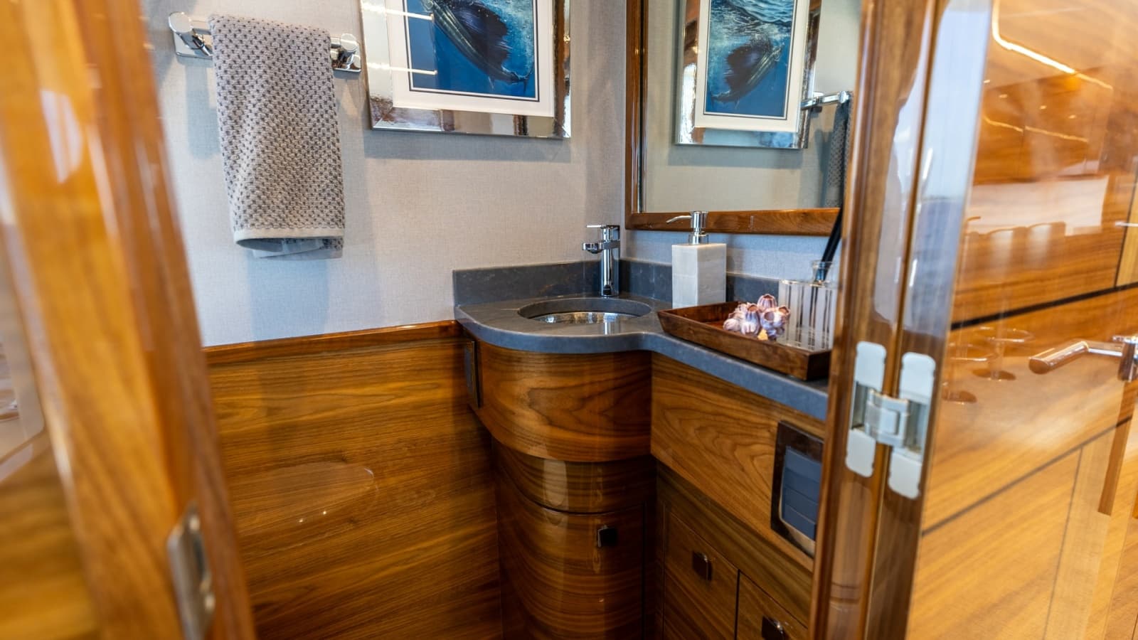2025 Viking 74 Convertible - Photo 14