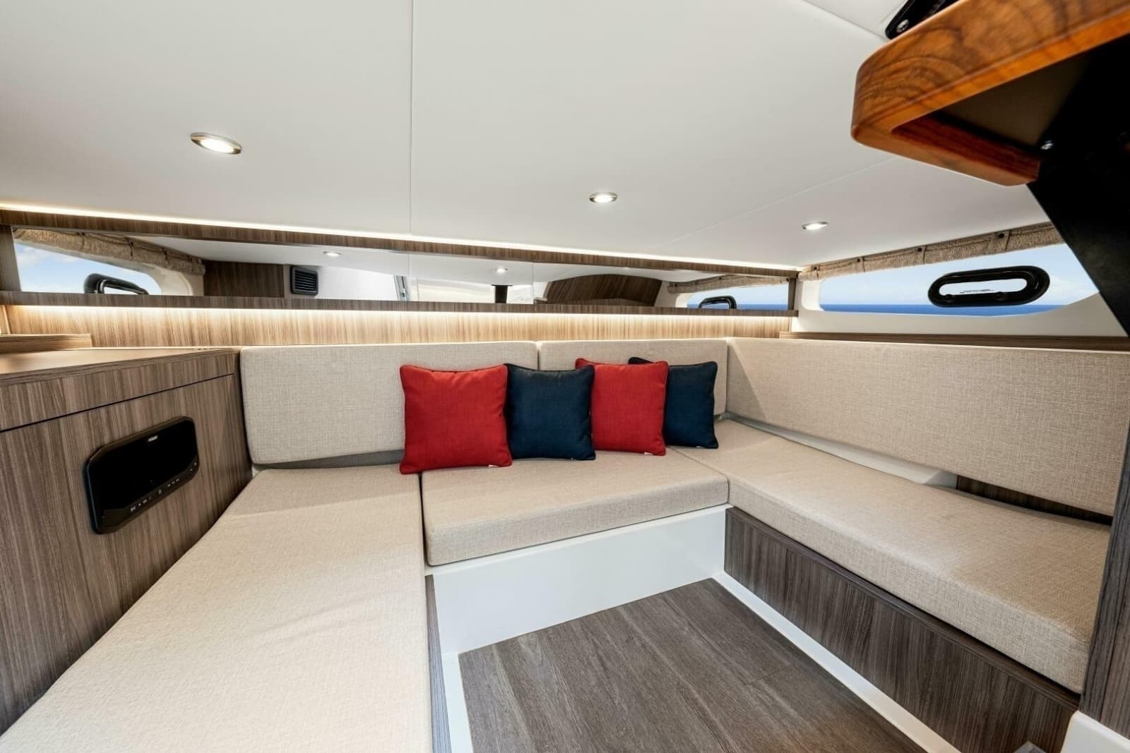 2022 Sea Ray 370 Sundancer - Photo 36