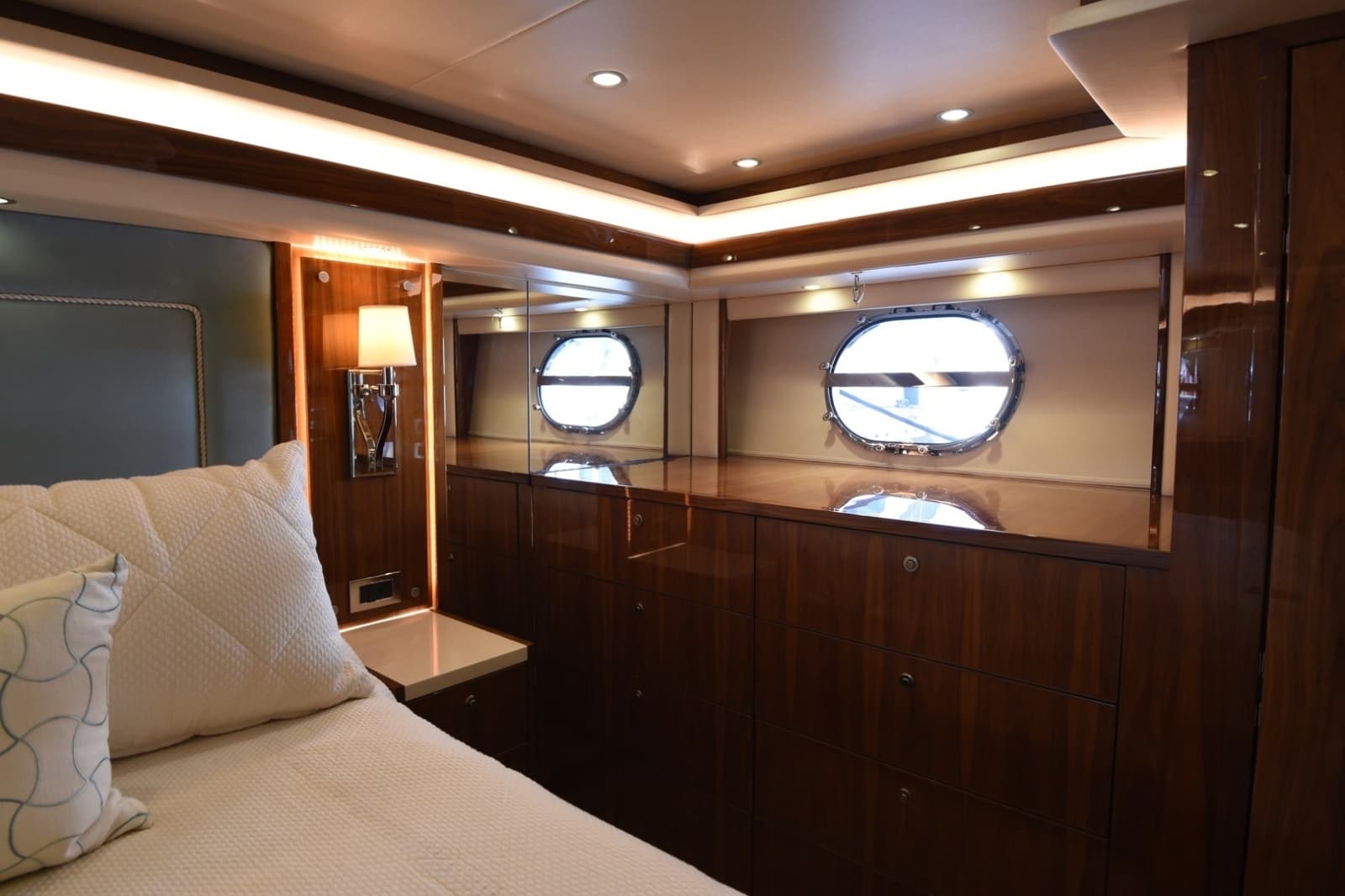 2019 Viking 80 Skybridge - Photo 61