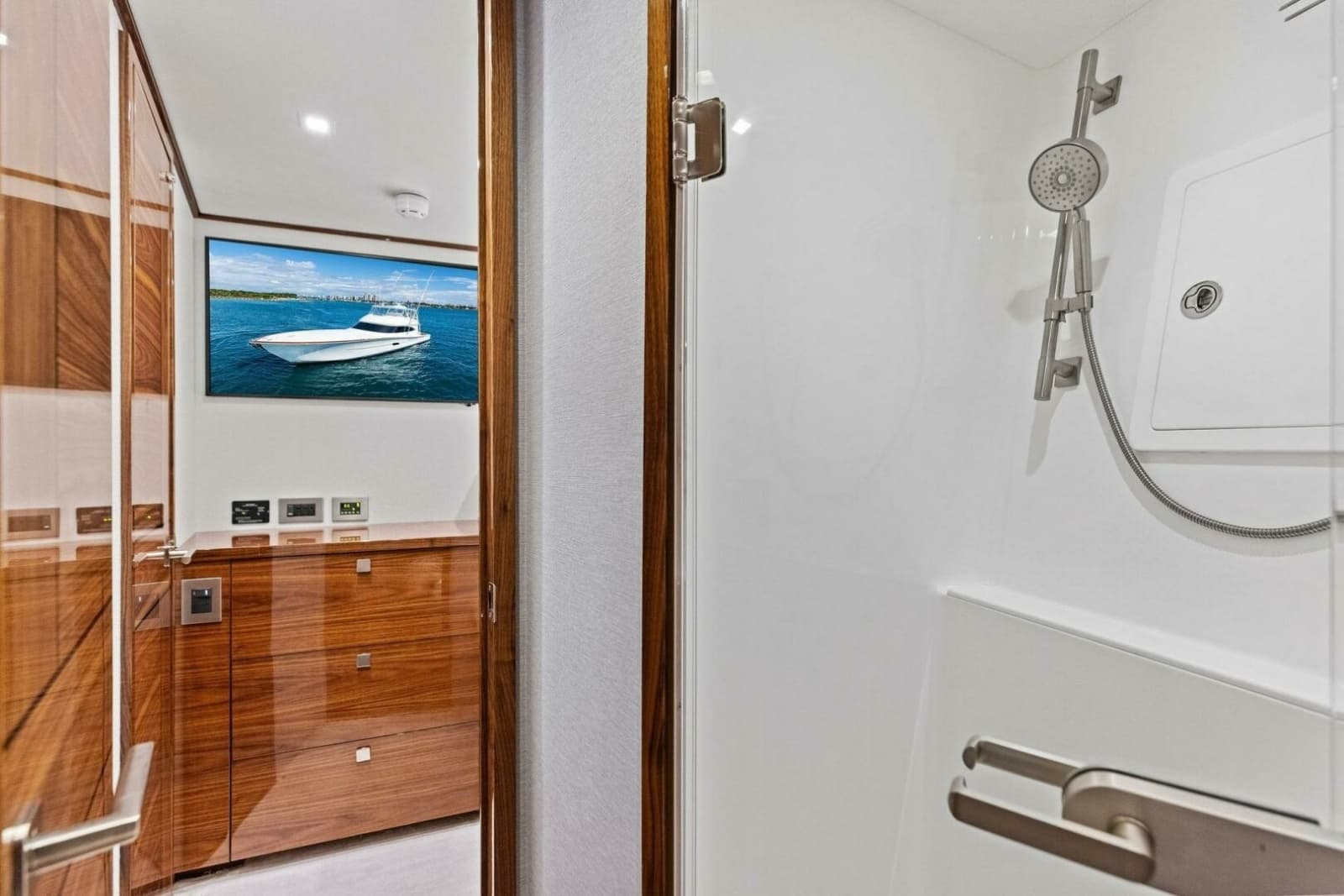 2026 Viking 82 Convertible - Photo 147