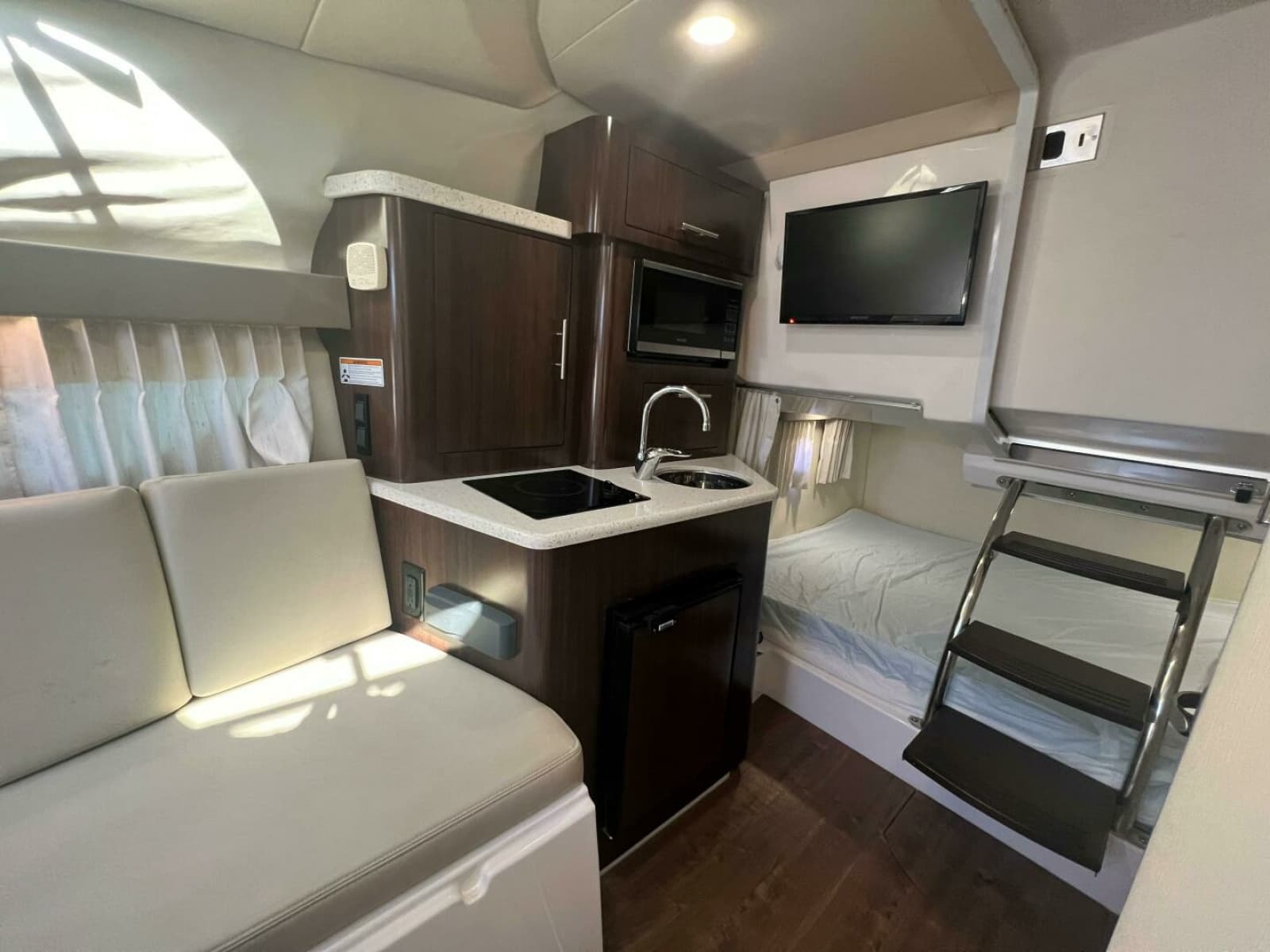 2018 Regal 28 Express - Photo 14