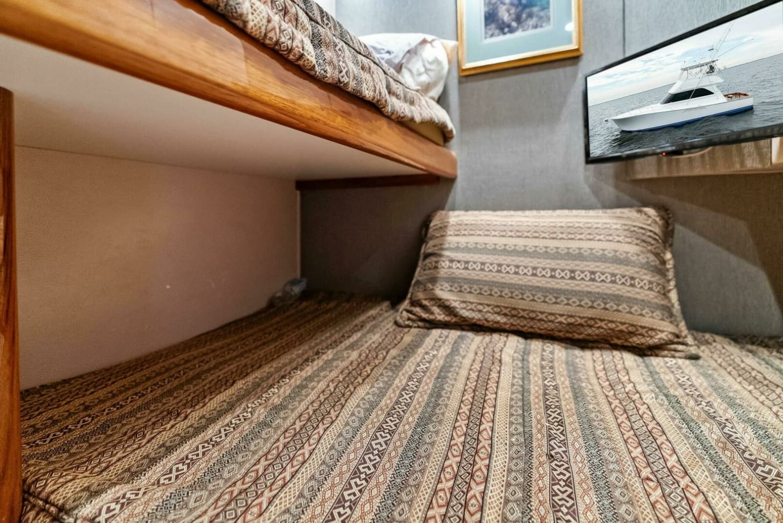 2006 Viking 61 Convertible - Photo 33