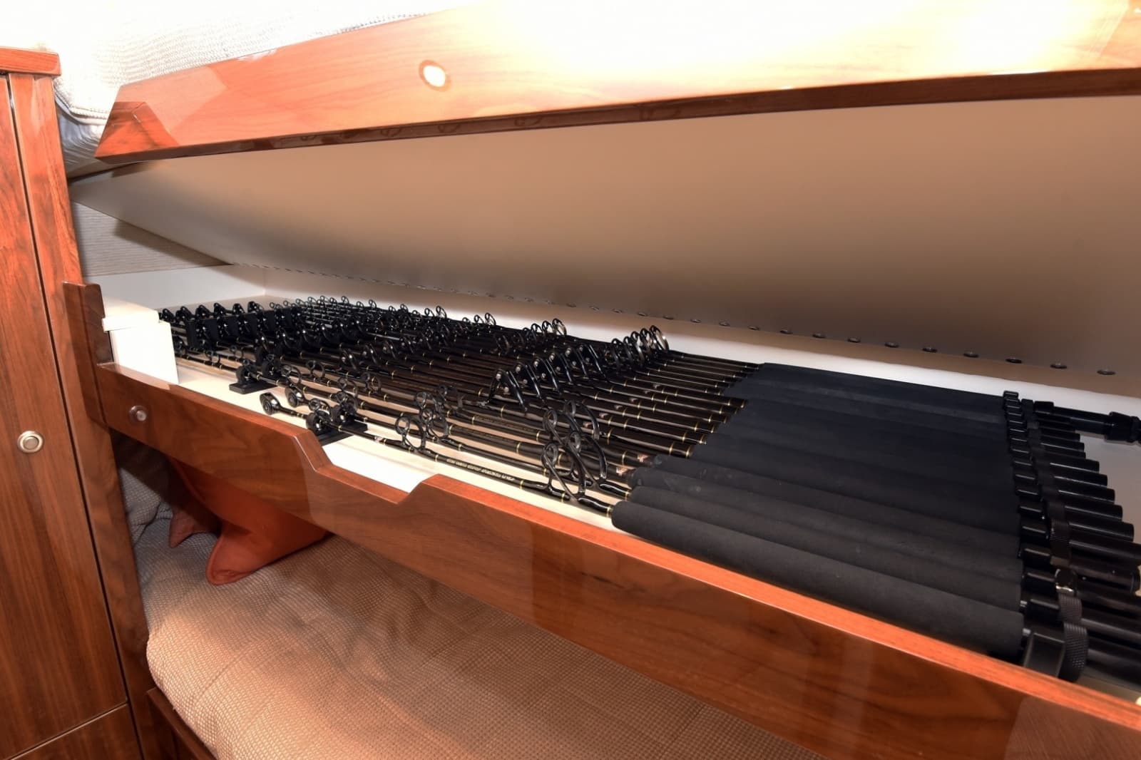 2019 Viking 80 Skybridge - Photo 111