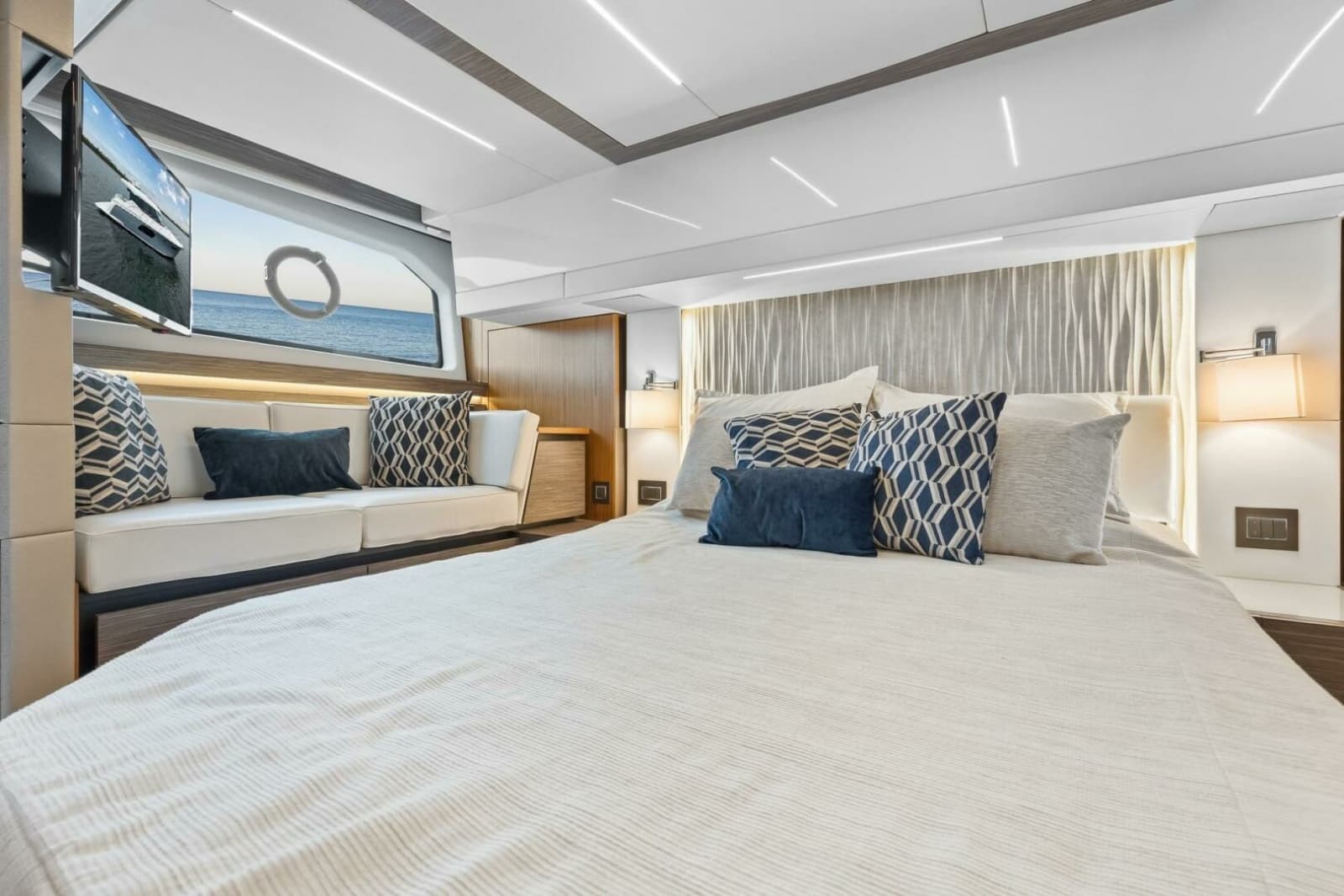 2019 Tiara Yachts C49 Coupe - Photo 35