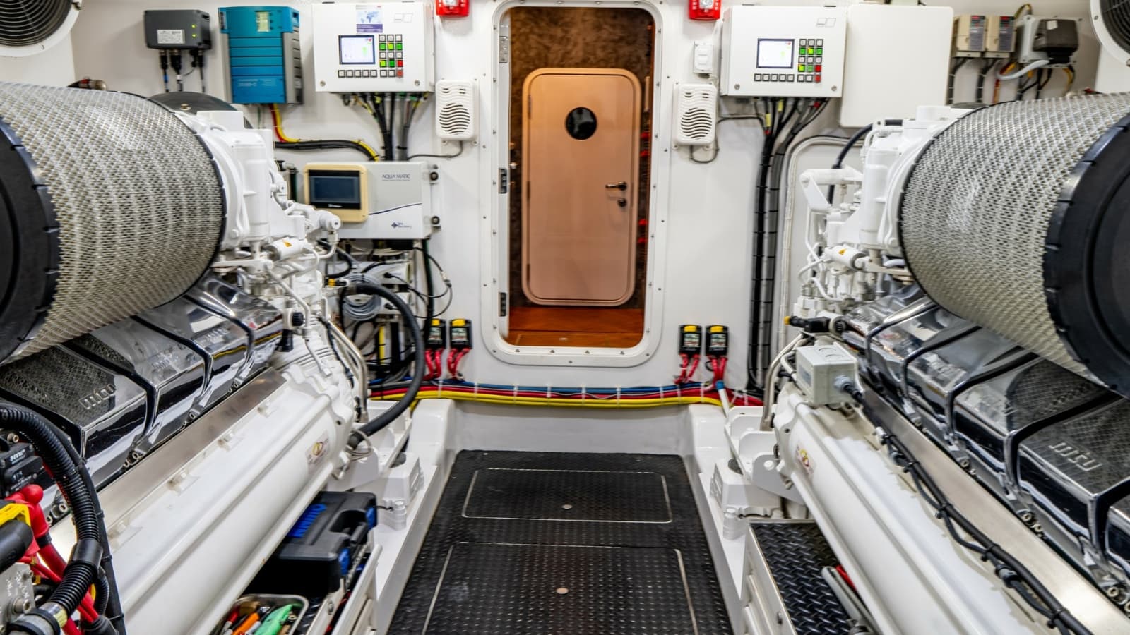 2020 Viking 92 Skybridge - Photo 59