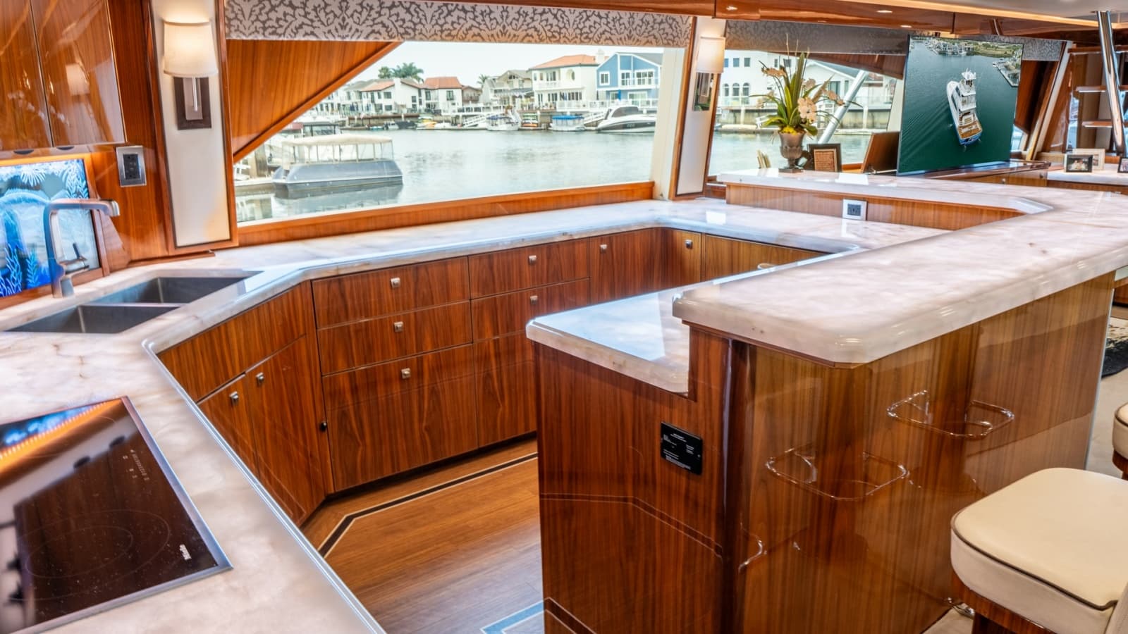 2020 Viking 92 Skybridge - Photo 5