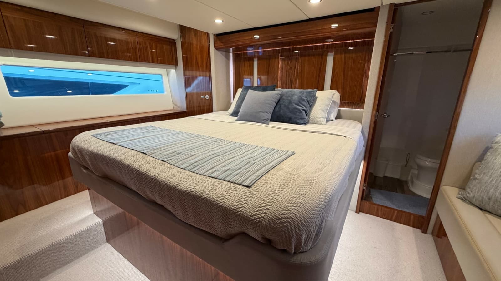 2021 Riviera 57 Enclosed Bridge - Photo 19
