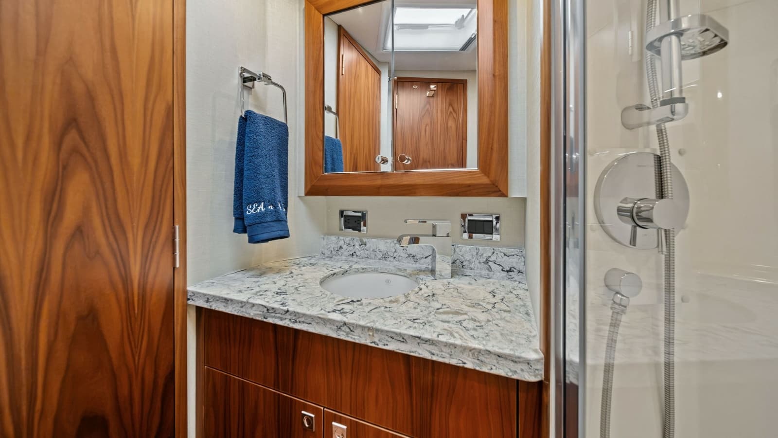 2017 Hatteras GT 45X - Photo 21