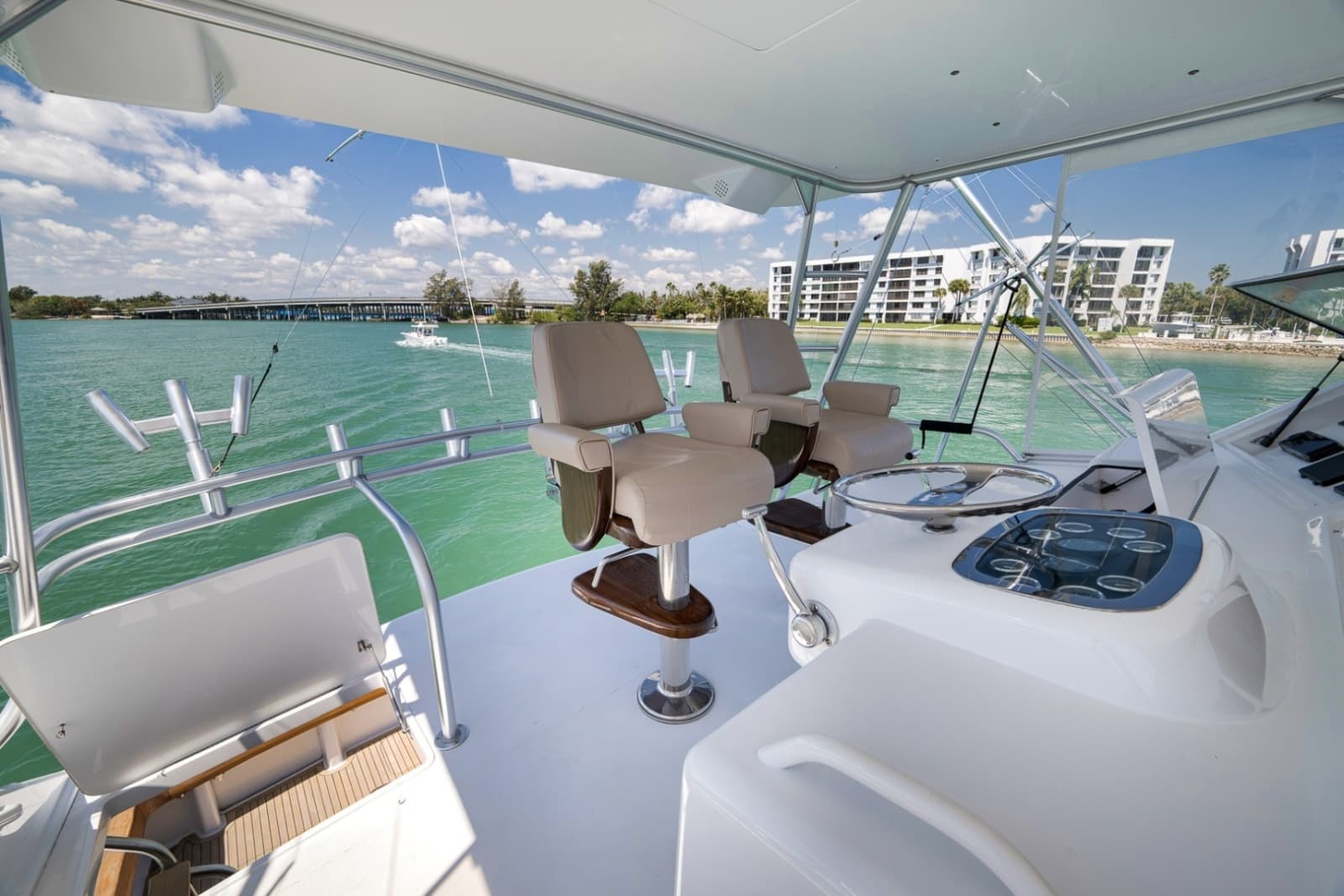 2003 Viking 52 Convertible - Photo 35