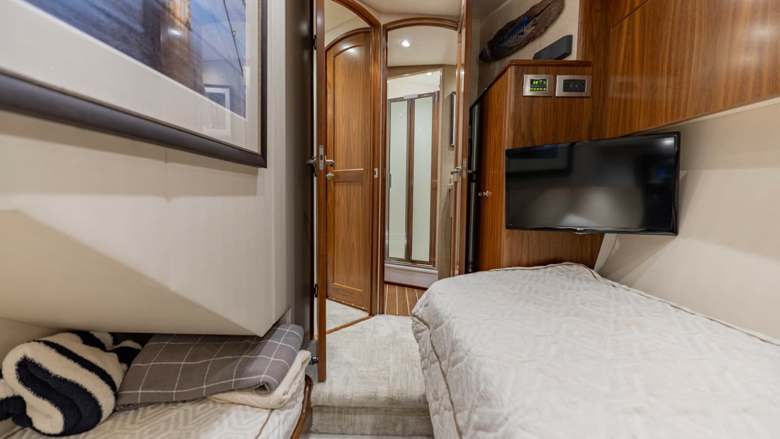 2020 Viking 62 Convertible - Photo 25