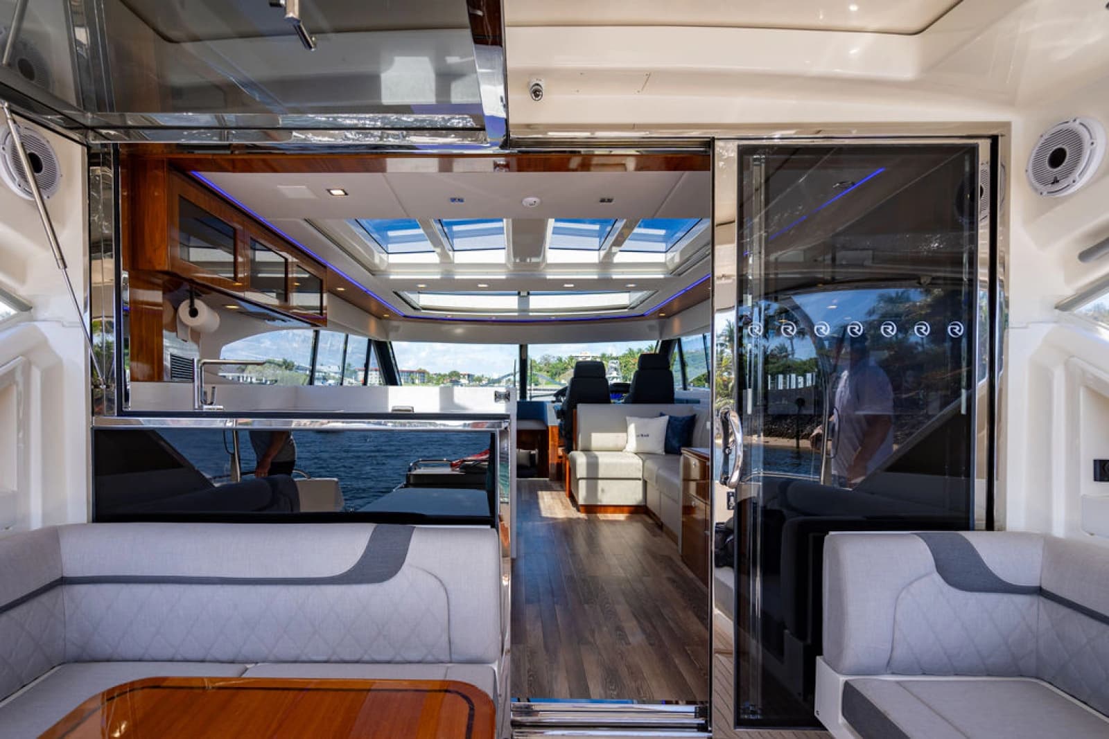 2022 Riviera 6000 Sport Yacht Platinum Edition - Photo 18