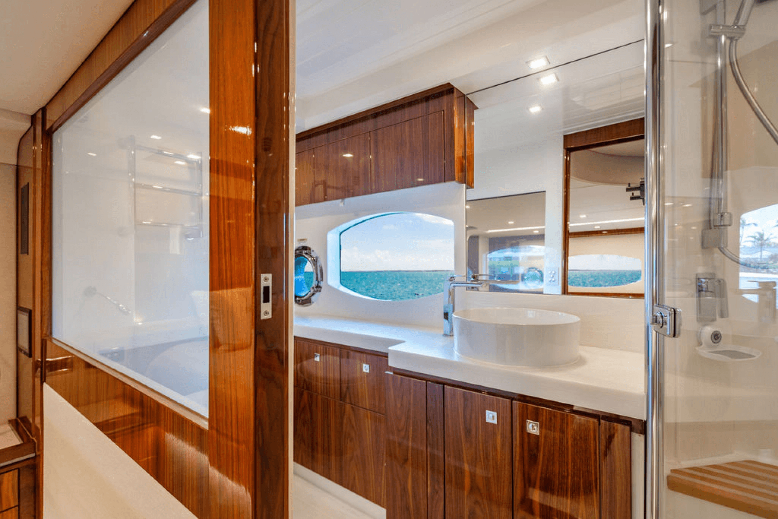 2022 Riviera 6000 Sport Yacht Platinum Edition - Photo 42