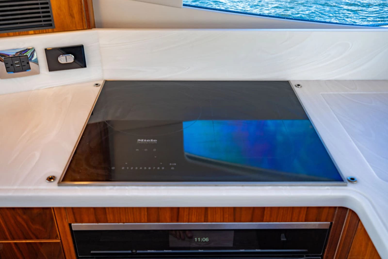 2022 Riviera 6000 Sport Yacht Platinum Edition - Photo 21