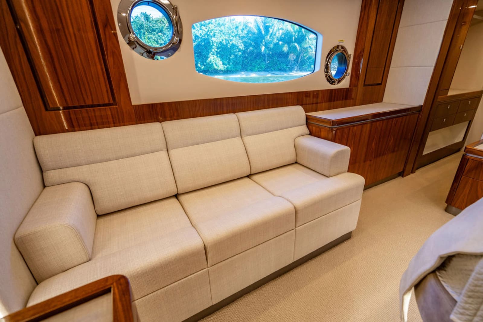 2022 Riviera 6000 Sport Yacht Platinum Edition - Photo 40