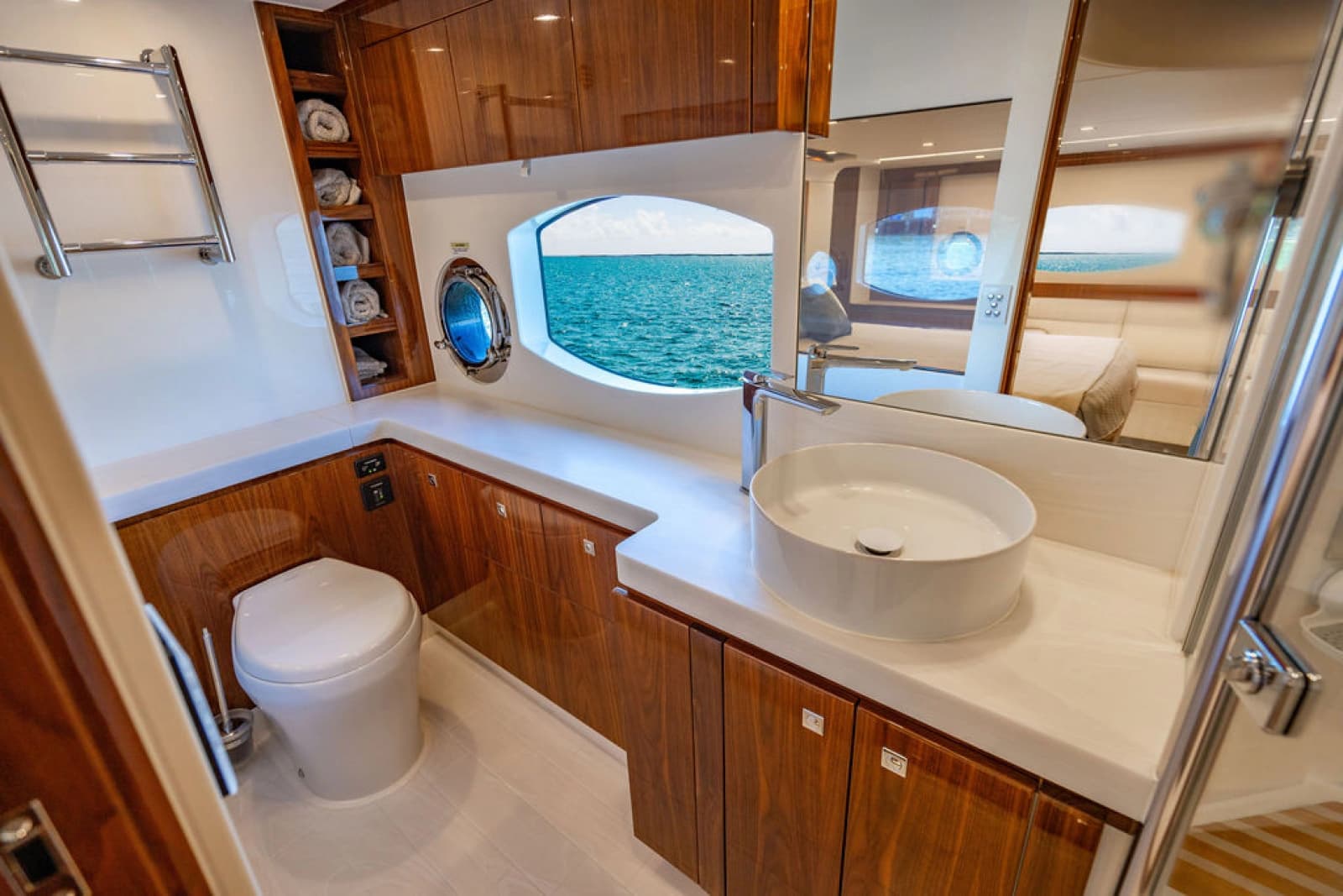 2022 Riviera 6000 Sport Yacht Platinum Edition - Photo 43