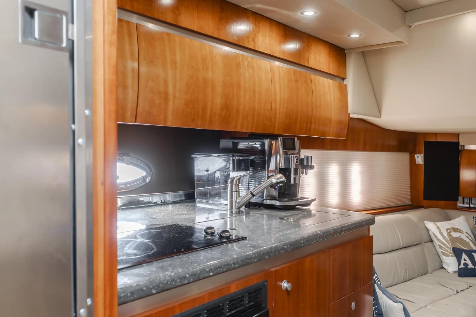 2006 Cruisers Yachts 420 Express - Photo 31
