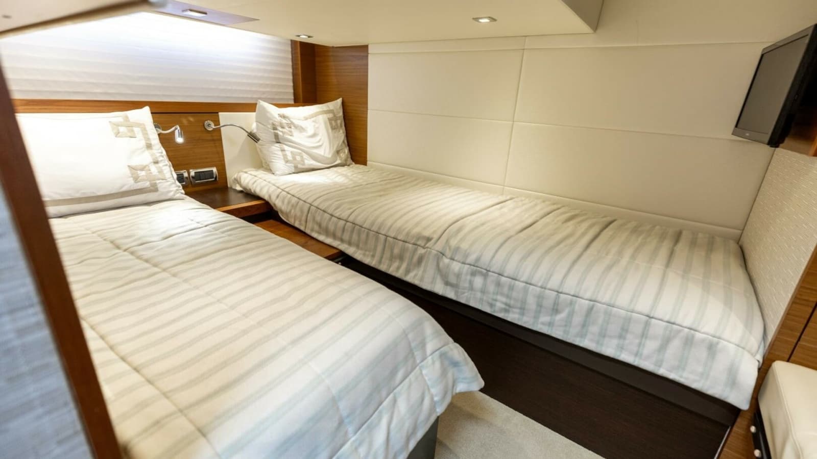 2015 Tiara Yachts 44 Coupe - Photo 31