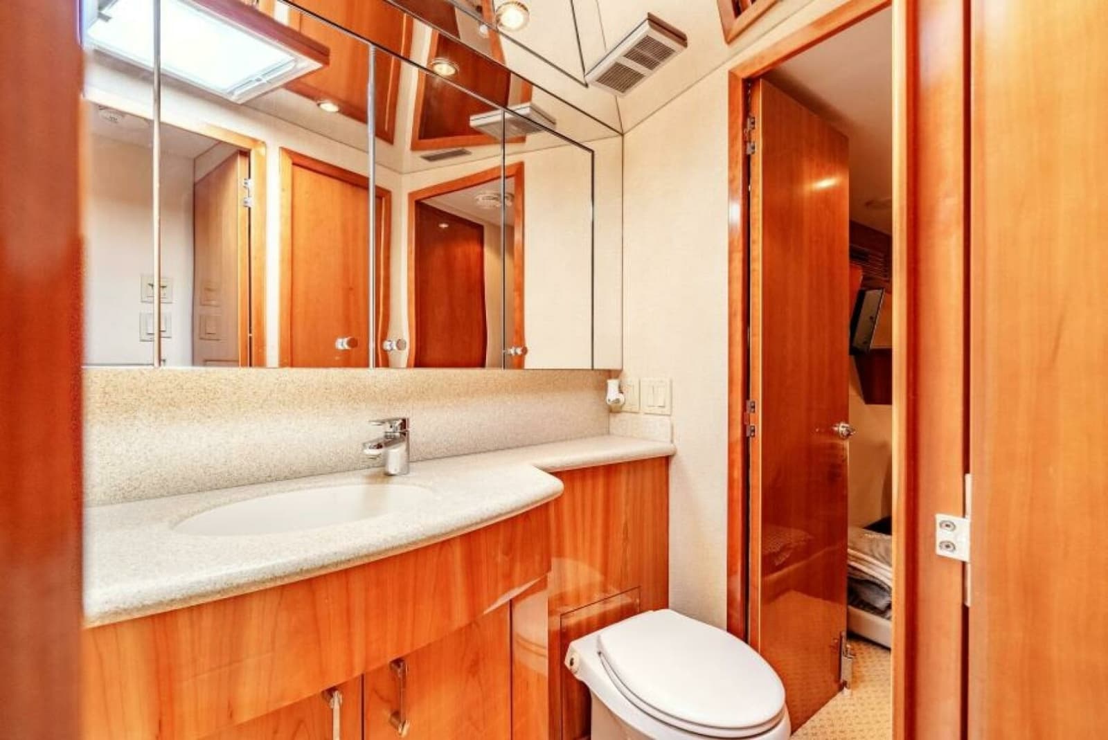 2004 Hatteras 54 Convertible - Photo 23