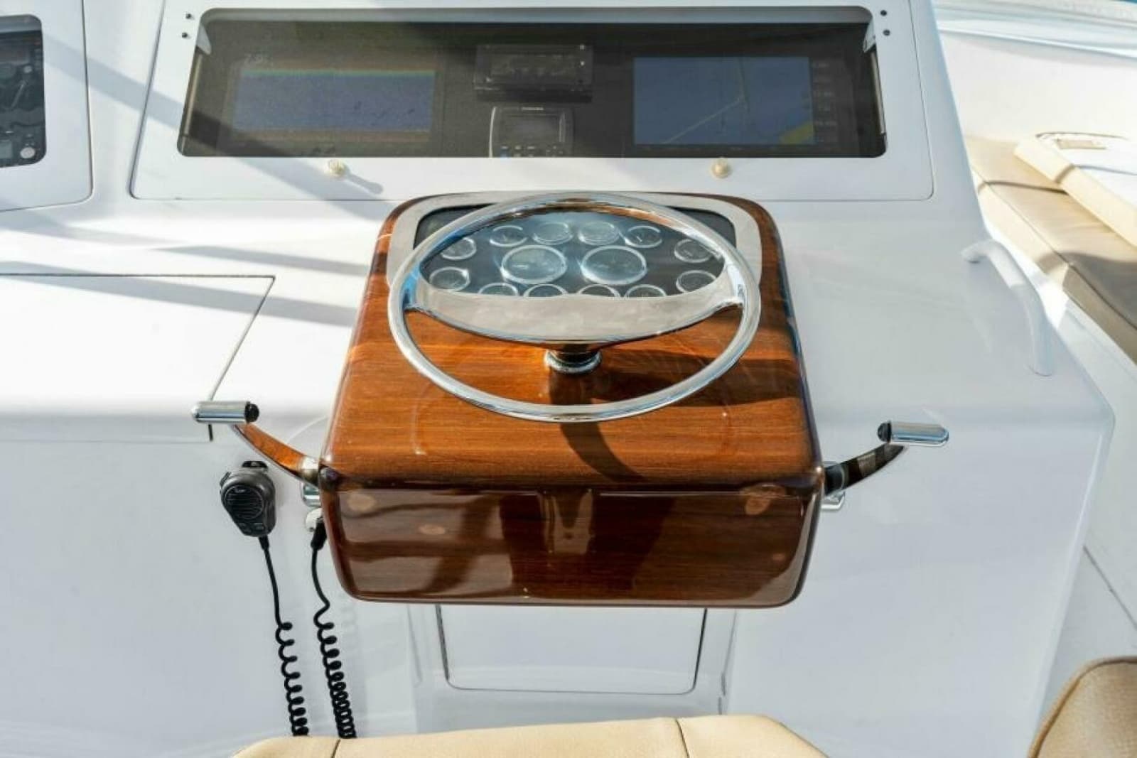 2003 Viking 48 Convertible - Photo 19