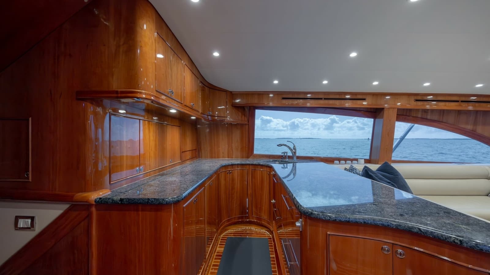 2008 Winter Custom Yachts 62 Sportfish - Photo 10