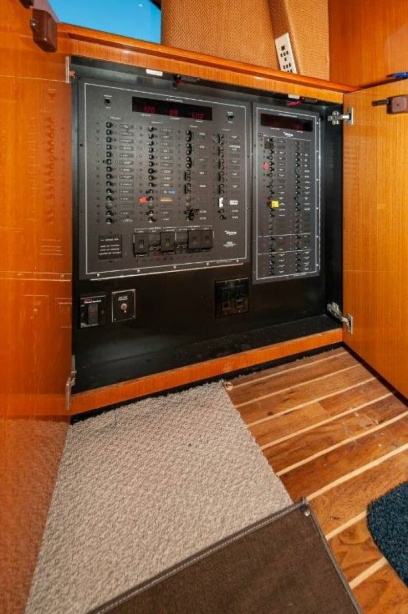 2001 Viking 61 Convertible - Photo 28